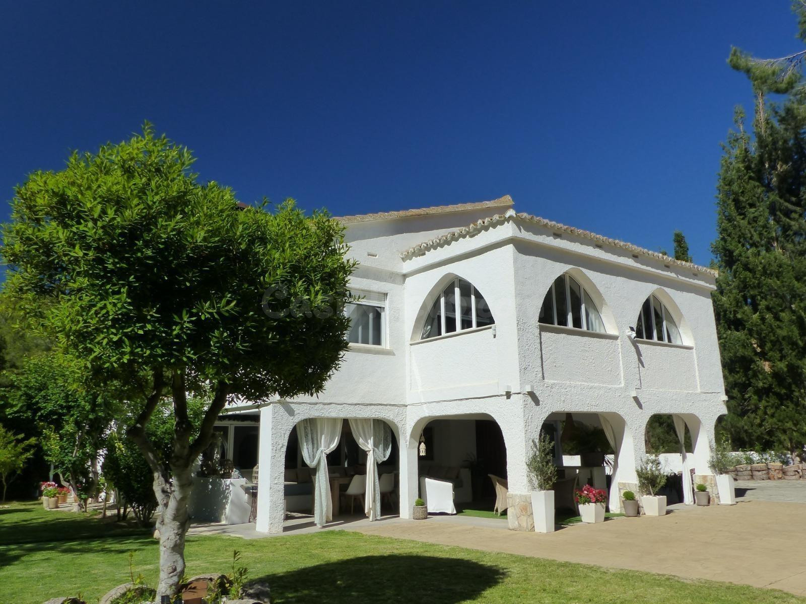 CHALET REFORMADO CON PISCINA EN PARCELA LLANA DE 1.094 M2 – LA CARRASCA