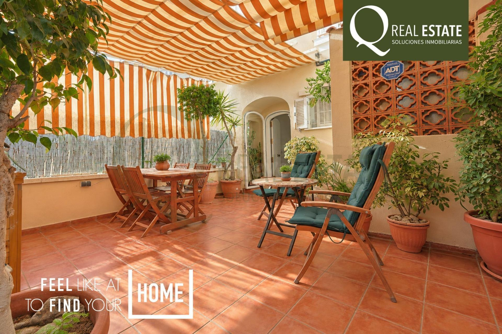 Casa familiar en Cabo de las Huertas con jardín, terrazas y piscina.
