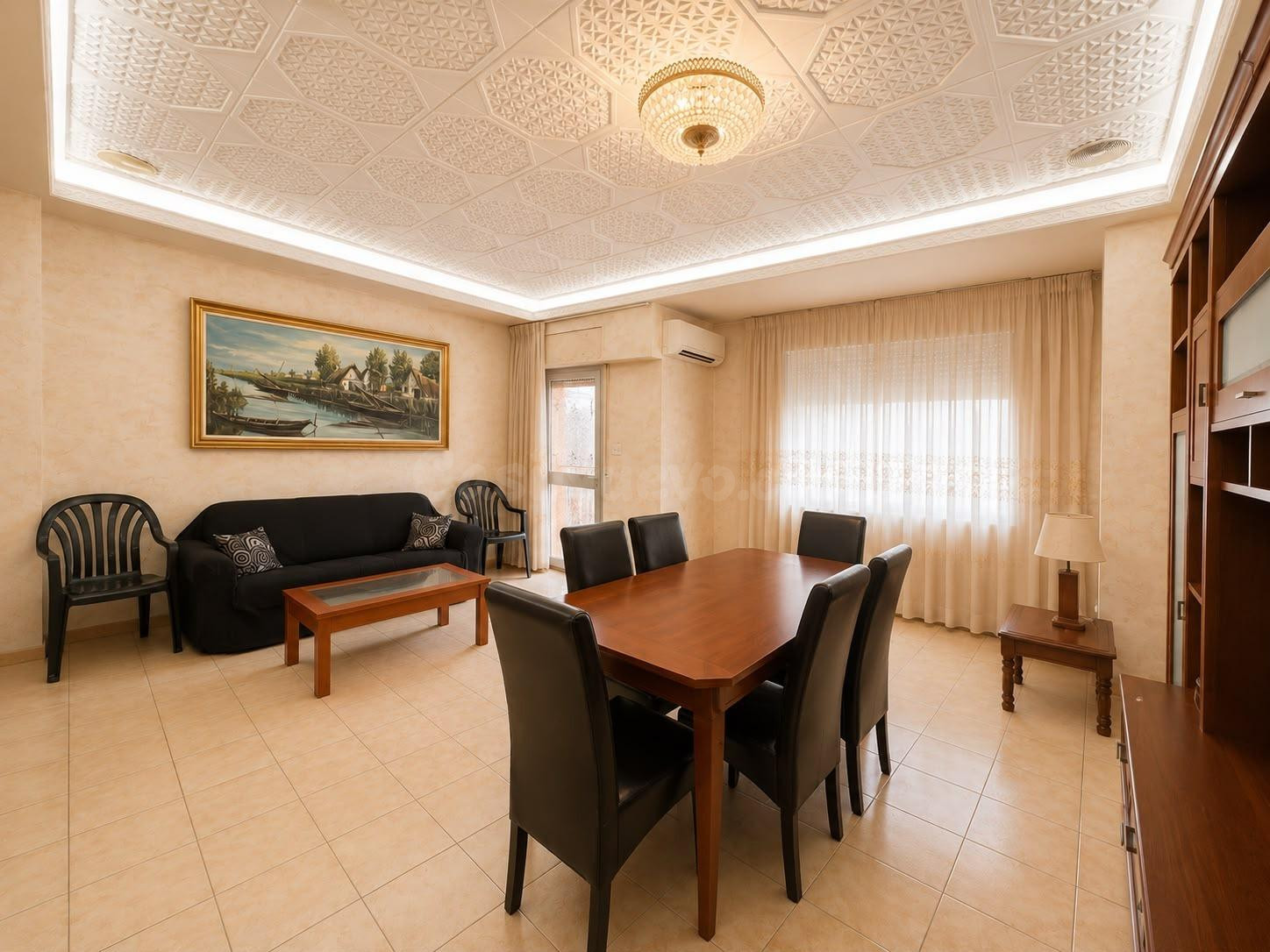 Vivienda de grandes dimensiones con terraza  en el centro de Benisanó.