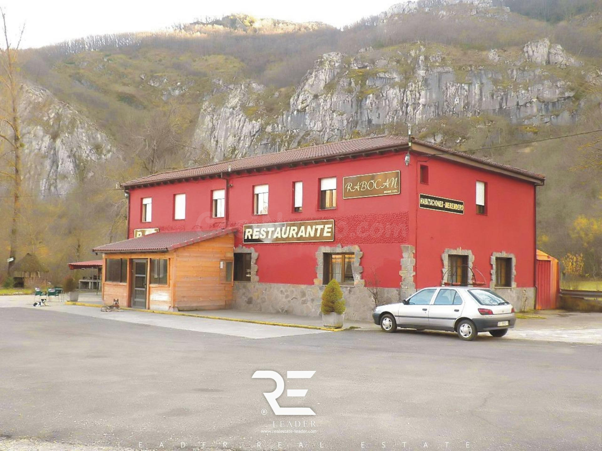 SE CEDE O SE VENDE INSTALACIÓN COMPUESTA POR RESTAURANTE Y HOSTAL CON FINCA DE 7500 M2