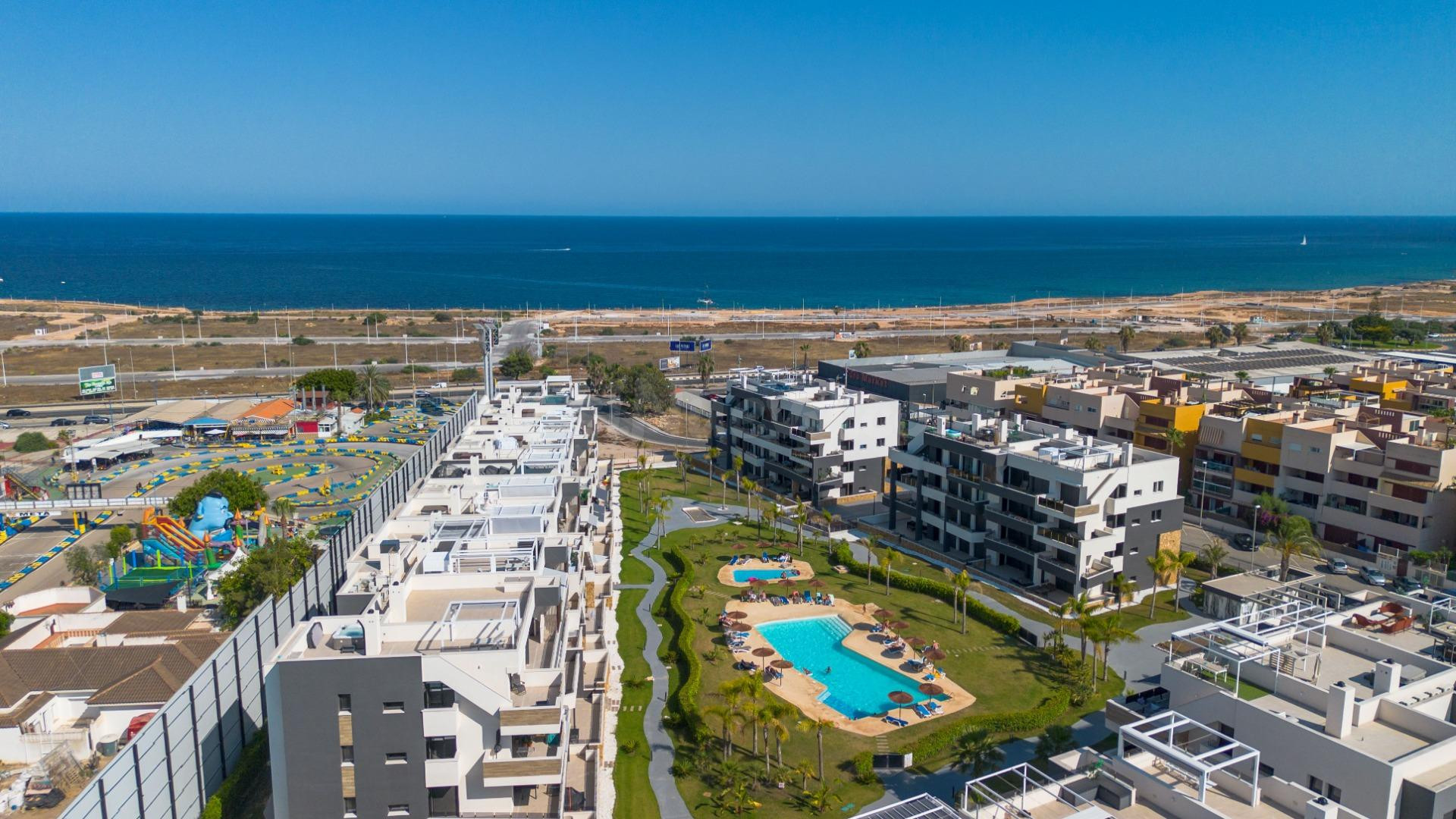 Ático con Vistas Despejadas y Solárium Privado en Residencial Amanecer Deluxe