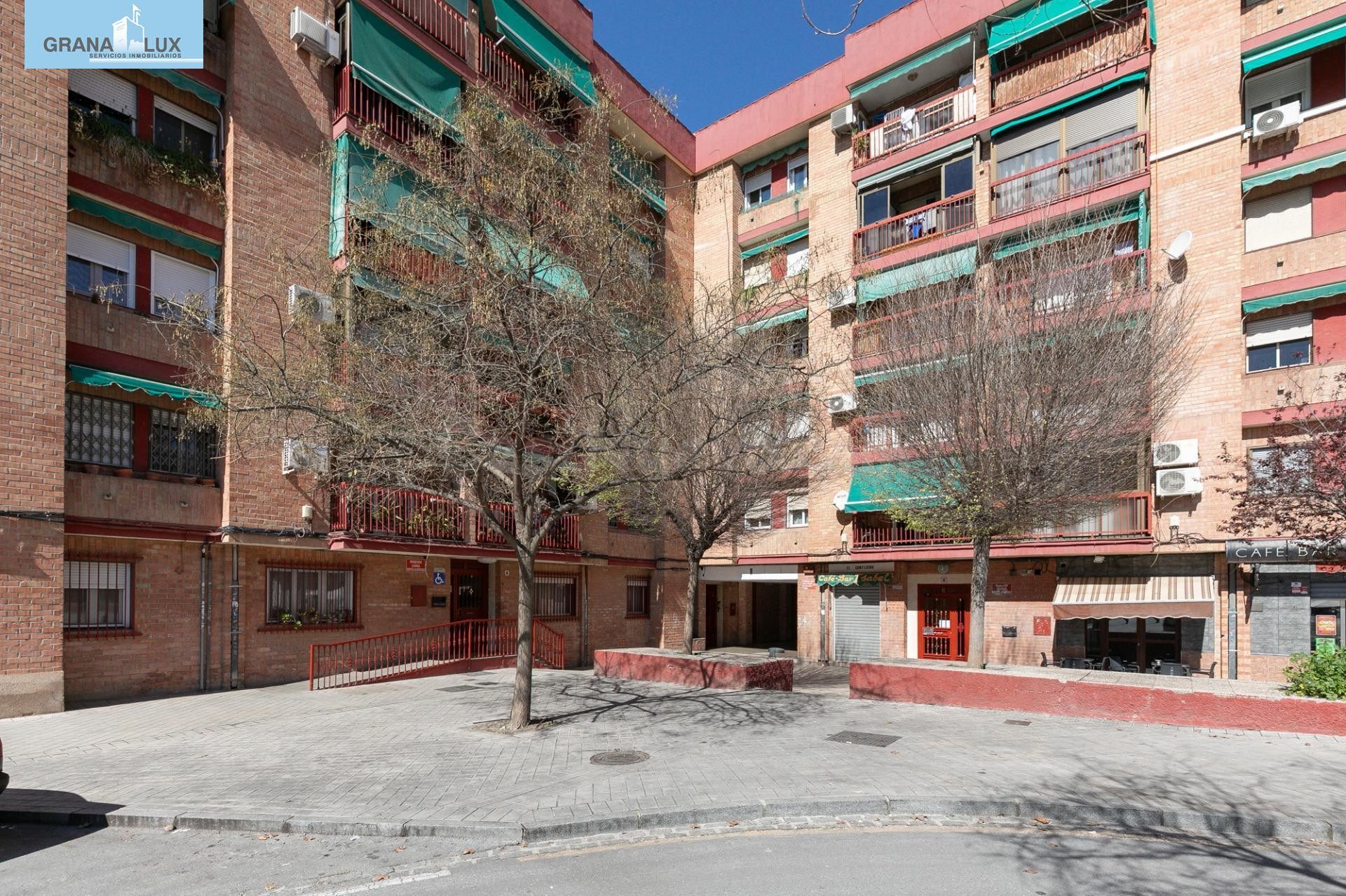 Piso 80 m2 útiles con terraza y patio en Granada | 3 dormitorios, muy luminoso y listo para entrar a vivir.