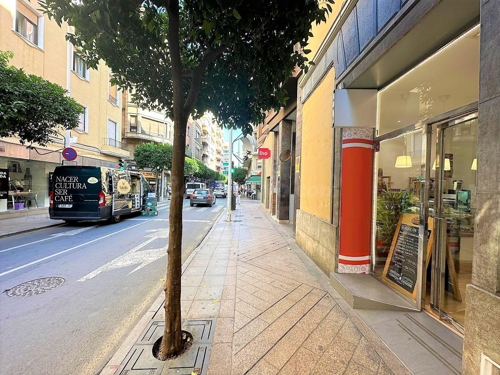 LOCAL COMERCIAL EN PLENO CENTRO JUNTO A LA CATEDRAL Y MERCADO DE CORREOS, A PIE DE CALLE