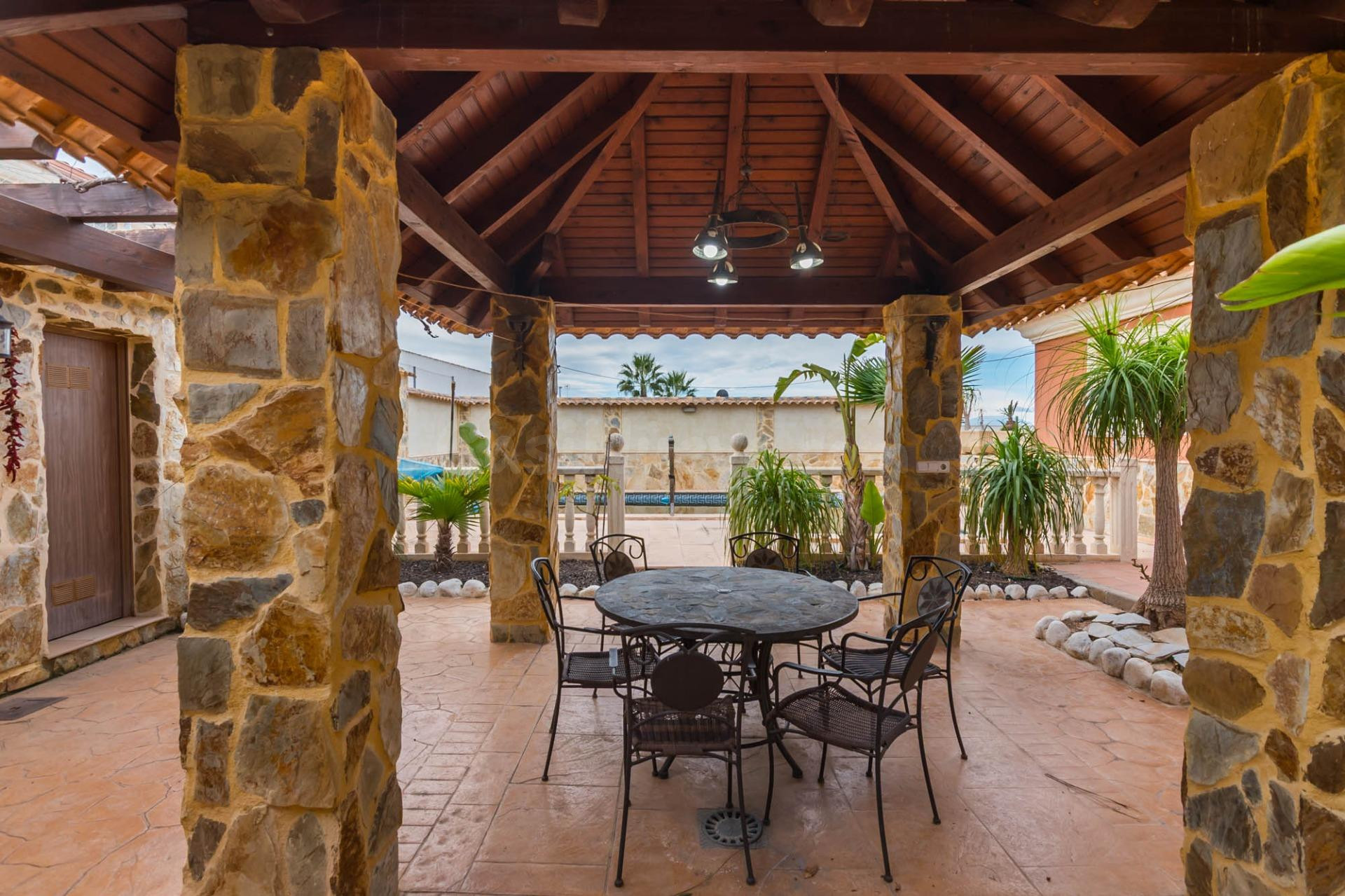 CHALET DE ENSUEÑO EN LA ALCAYNA: 5 DORMITORIOS, PISCINA Y JARDIN PRIVADO.