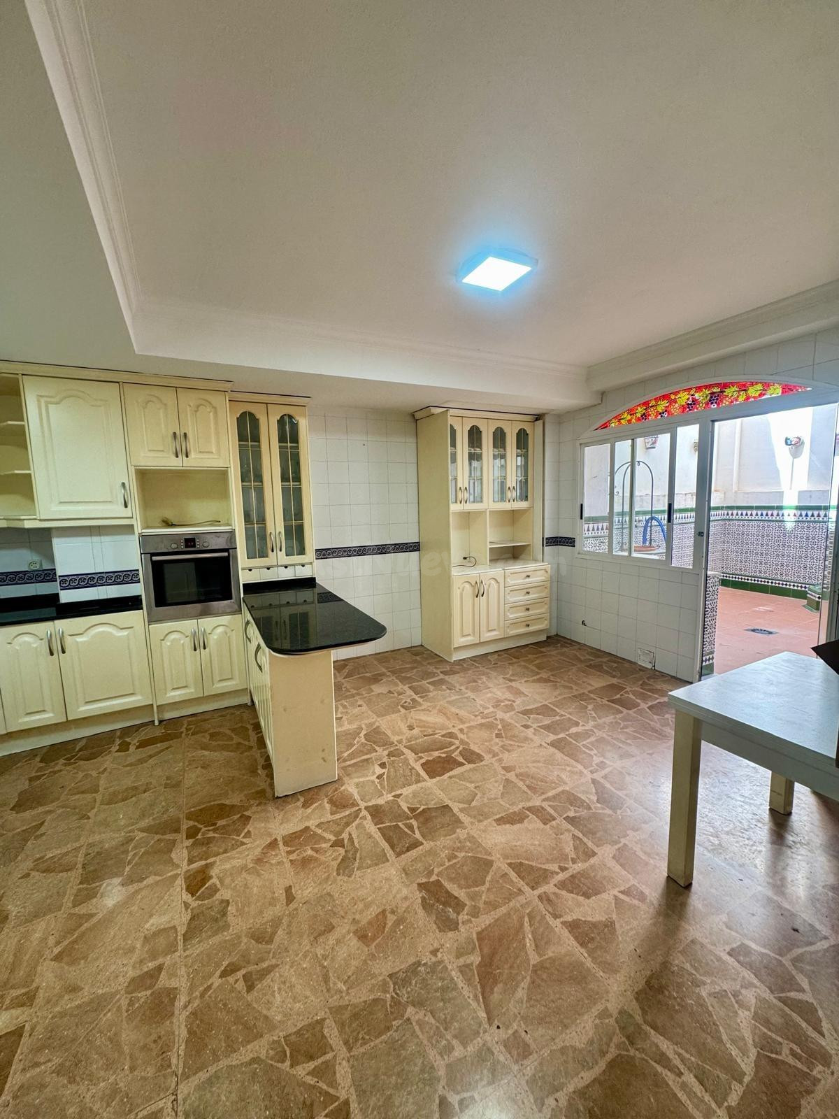 APARTAMENTO DE 5 DORMITORIOS EN PLENO CENTRO DE TORREVIEJA Y A 350M DEL MAR
