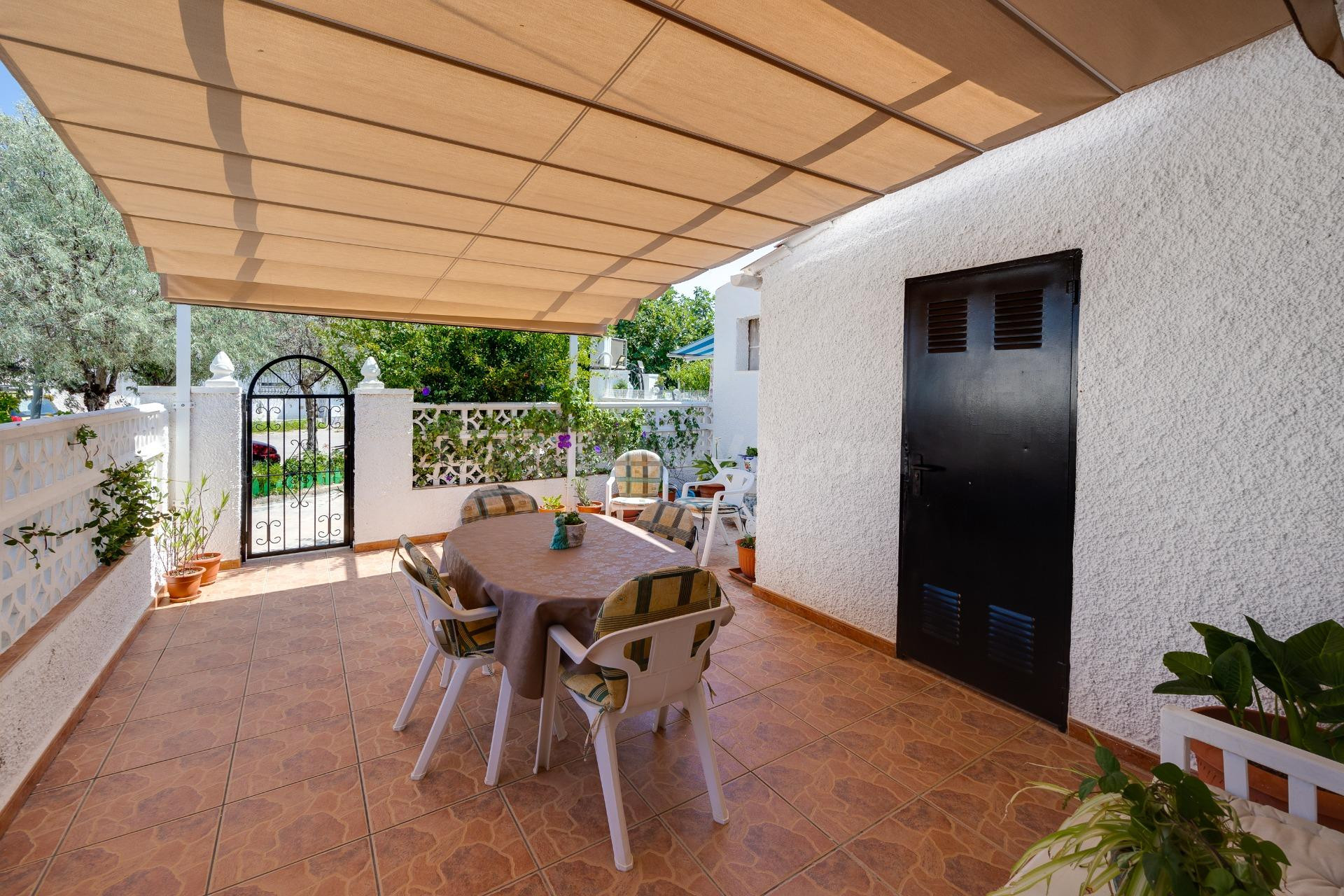 CASA EN VENTA EN TORREVIEJA CON JARDIN PRIVADO Y ORIENTACION SUR