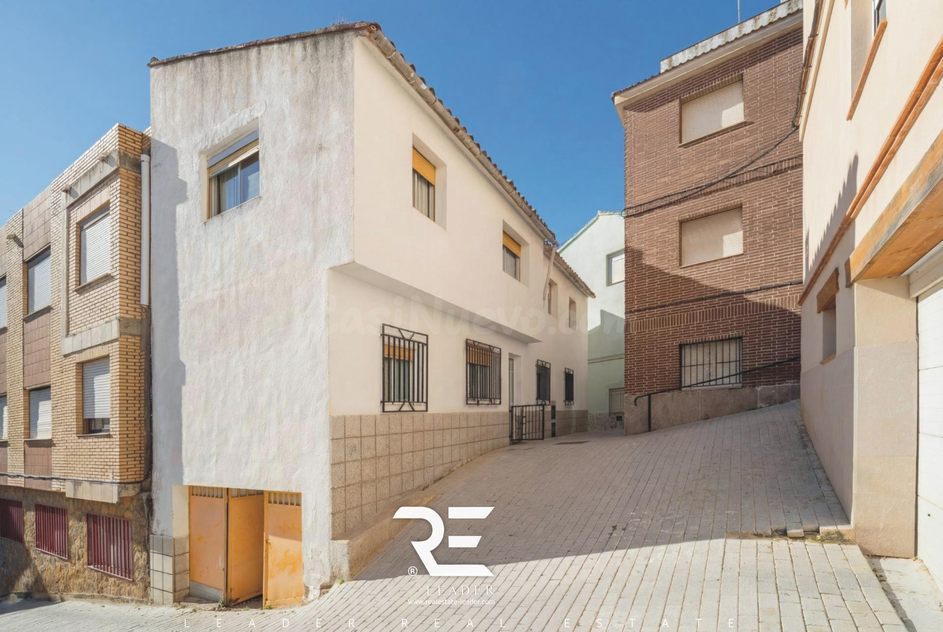CASA DE 154 M2 EN PLENO CENTRO DE ALBORACHE - 2 VIVIENDAS Y GRAN GARAJE !!