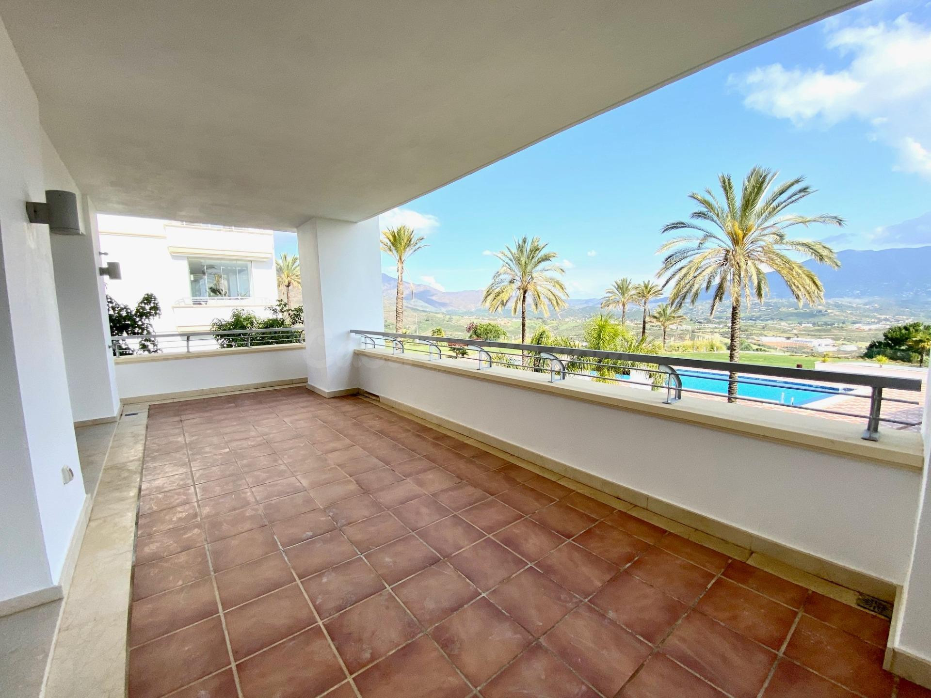 La Cala Golf, Mijas | Amplia vivienda de 3 dormitorios con gran terraza y vistas