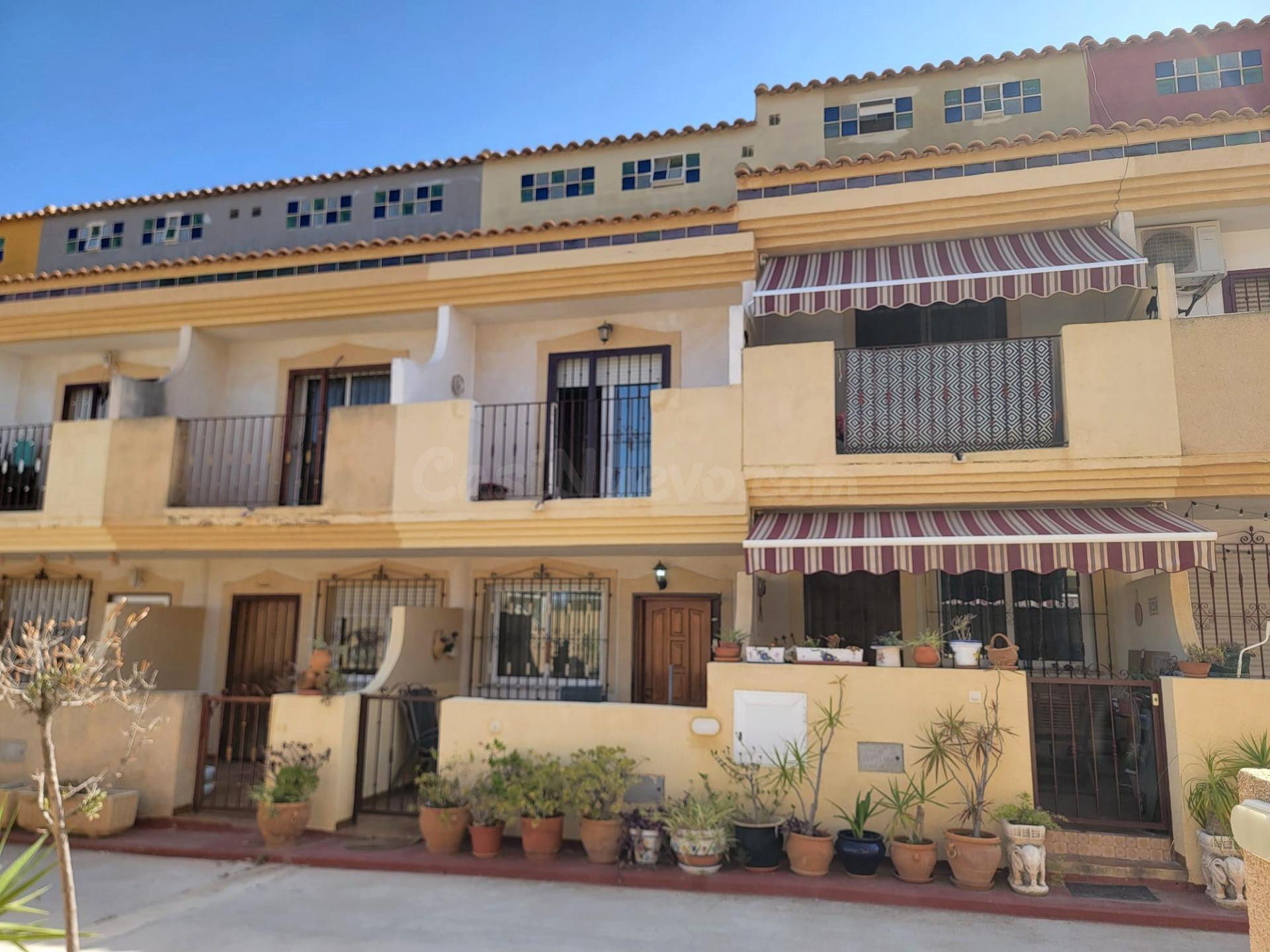 Vivienda adosada espaciosa, 3 dormitorios, 3 baños, garaje cerrado y 2 piscinas comunitarias, en Playa Flamenca