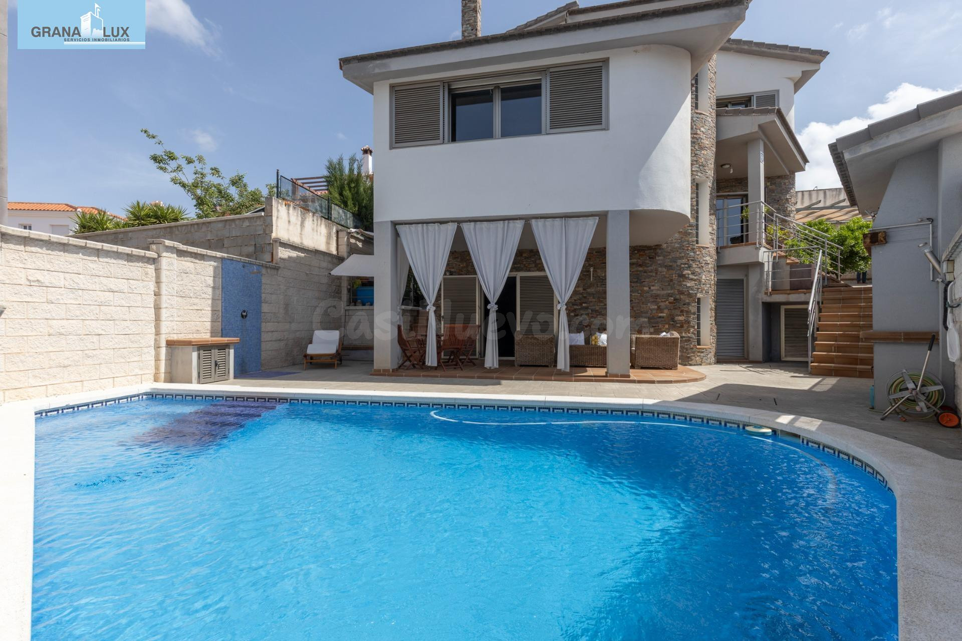 ¡ESPECTACULAR CHALET INDEPENDIENTE MODERNO CON PISCINA PRIVADA!