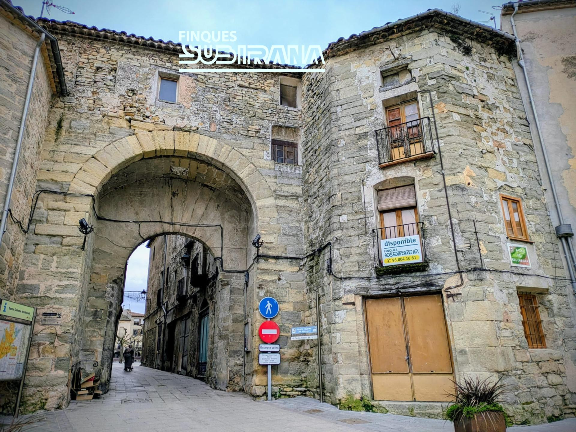 CASA AMB PORTALADA MEDIEVAL INTEGRADA A SANTA COLOMA DE QUERALT.