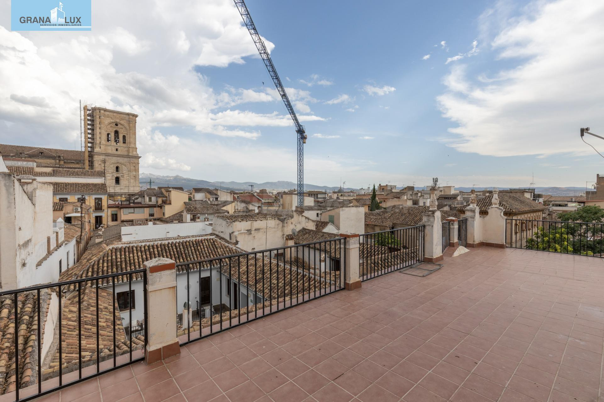 Oportunidad única en pleno corazón de Granada: luminosidad, ubicación y un enorme potencial de transformación