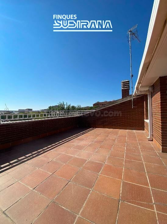 Exclusiva casa unifamiliar de 255 m2 amb ampli pati privat i espectacular buhardilla a Igualada
