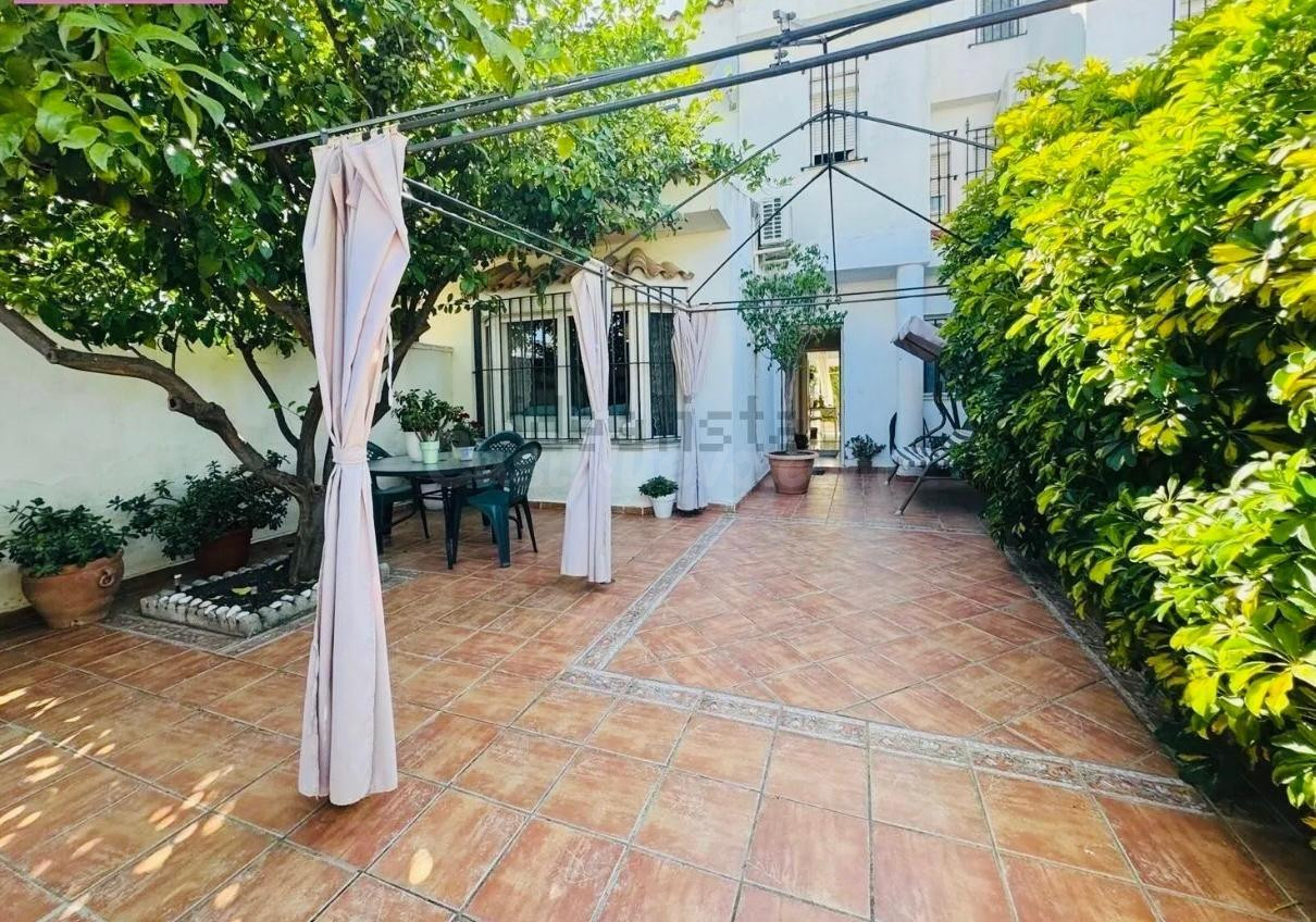 PRECIOSA CASA EN URB. LA MARQUESA CON PATIOS DELANTERO Y TRASERO MUY LUMINOSOS, DOS BAÑOS Y BUHARDILLA AMPLIA