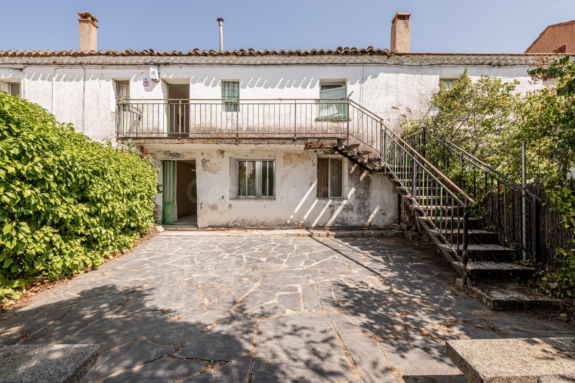 CASA ADOSADA EN LA ZONA DE SANTA MARIA DE LA ALAMEDA-DISTRIBUIDA EN 4 CASAS, CON 8 DORM, 4 BAÑOS, 4 COCINAS Y DOS JARDINES.