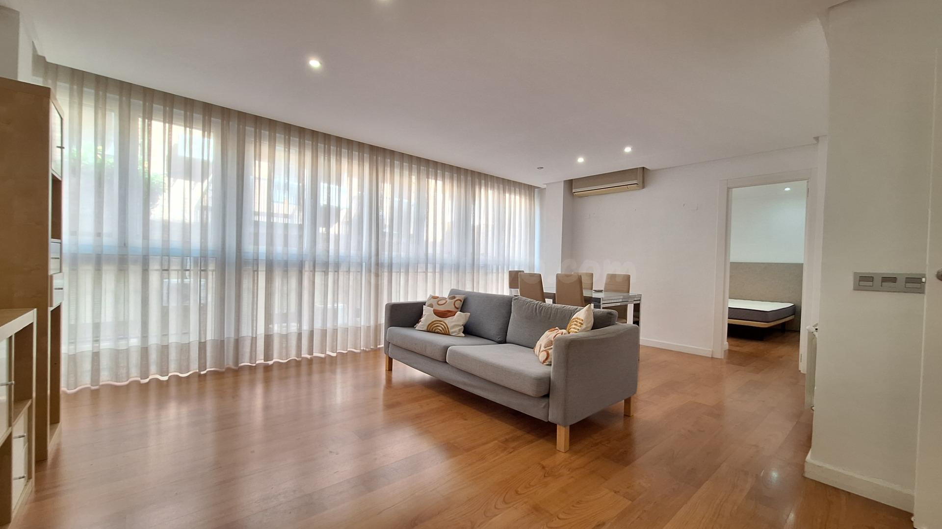 Apartamento reformado de 2 dormitorios y 2 baños en la Calle Vinader