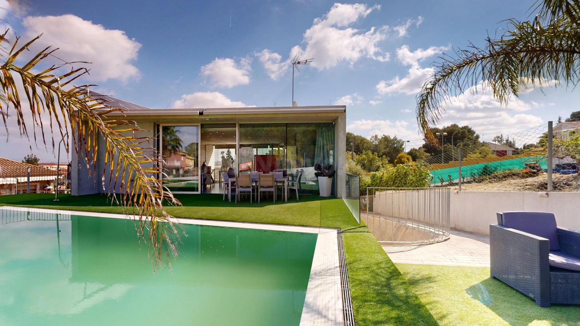 Chalet de autor con piscina salada y arquitectura de vanguardia