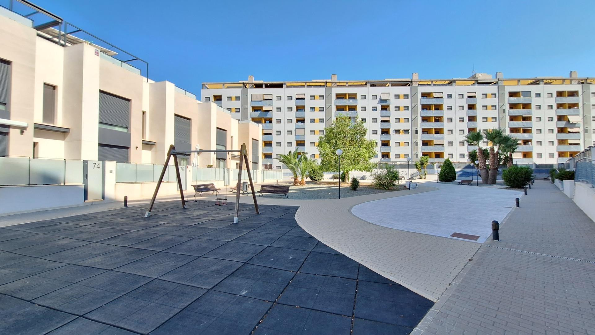 Piso SIN AMUEBLAR de 3 dormitorios y 2 baños con Piscina Comunitaria en Cabezo de Torres