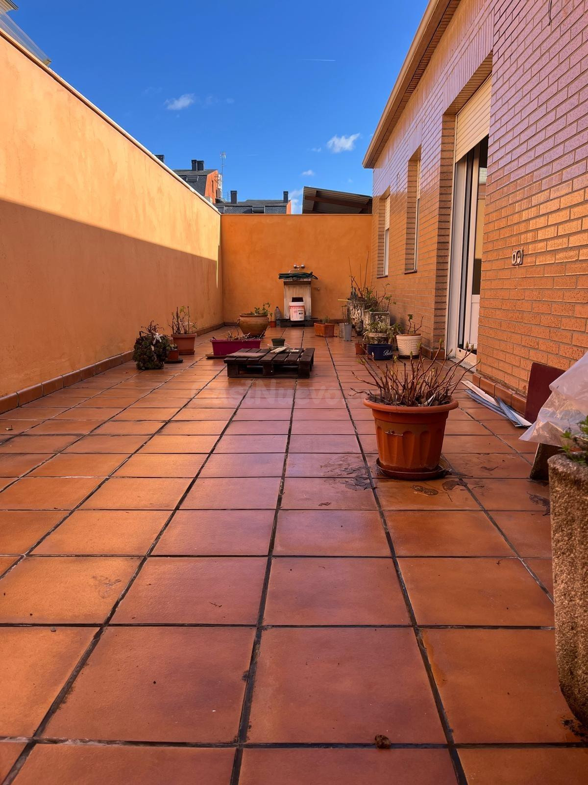 Amplia Casa en Cuatrovientos, con terraza y 4 cocheras Ponferrada - Ideal para Familias o negocio