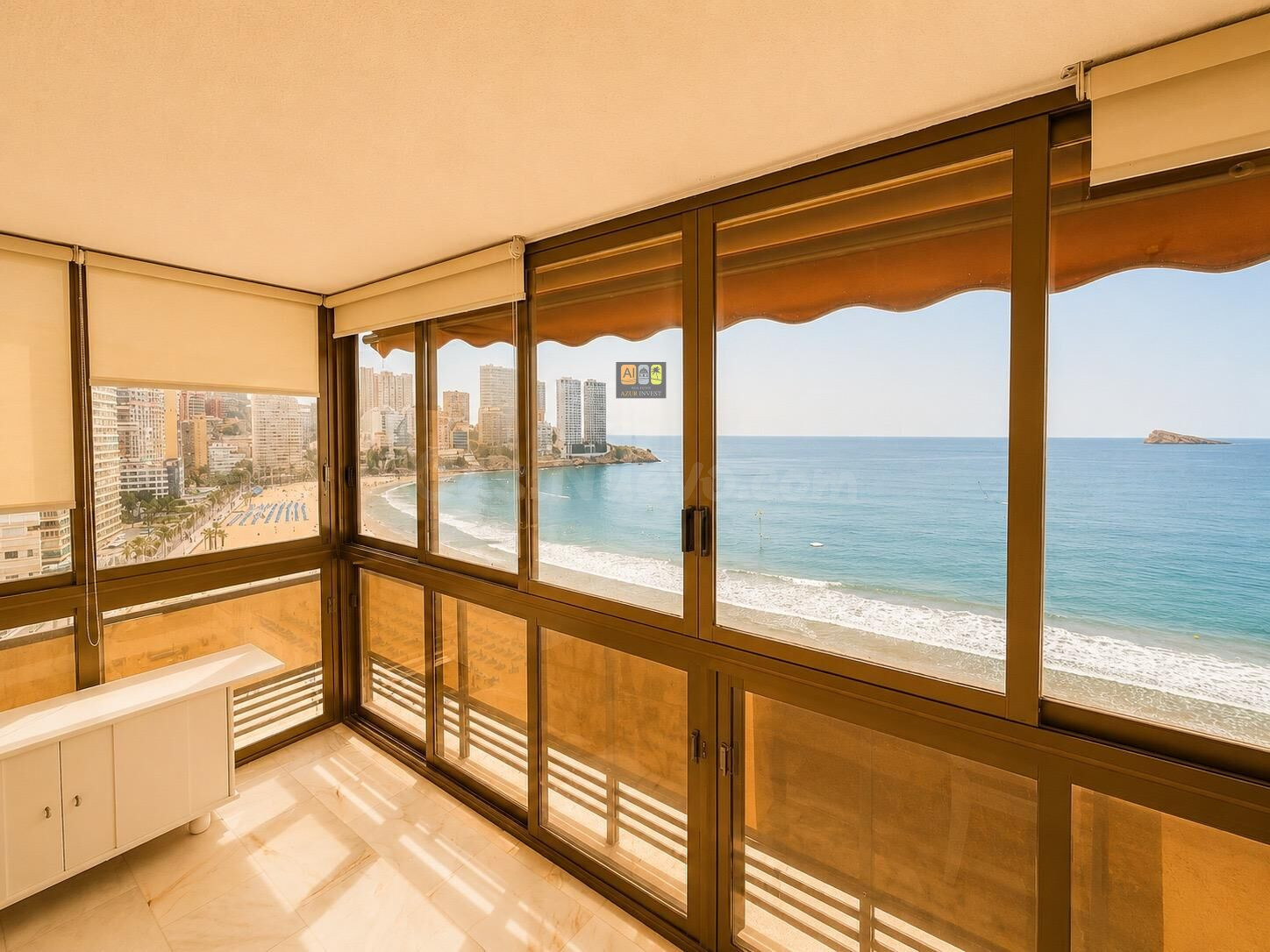 Exclusivo piso en primera línea de playa en Benidorm con vistas panorámicas al mar