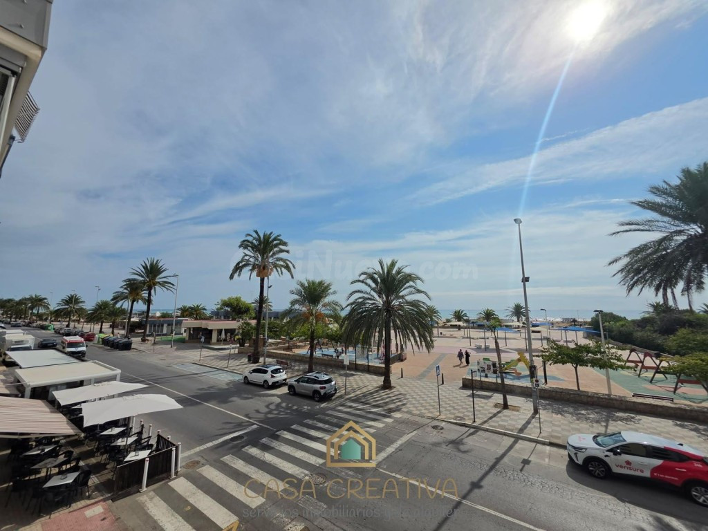 PISO EN VENTA EN PUERTO DE SAGUNTO – PRIMERA LÍNEA DE PLAYA, VISTAS AL MAR, GARAJE Y TRASTERO – 325.000 €