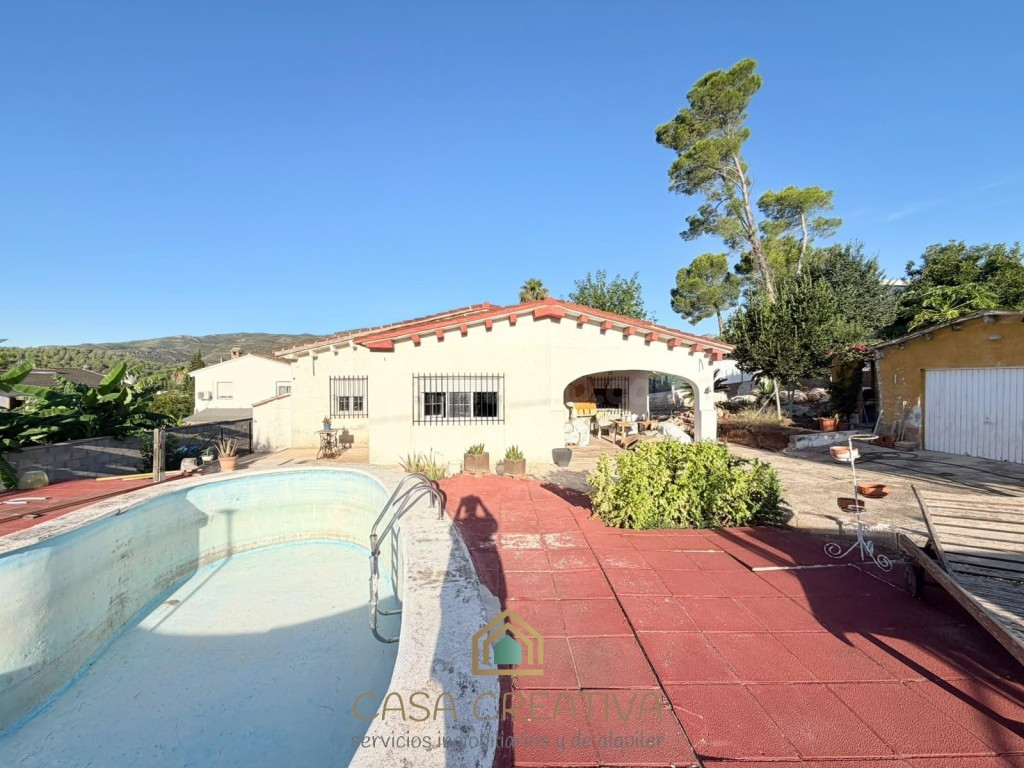 CASA CON PARCELA DE 1.100 M2, PISCINA Y 90 M2 DE VIVIENDA EN MARXUQUERA – 208.000 €