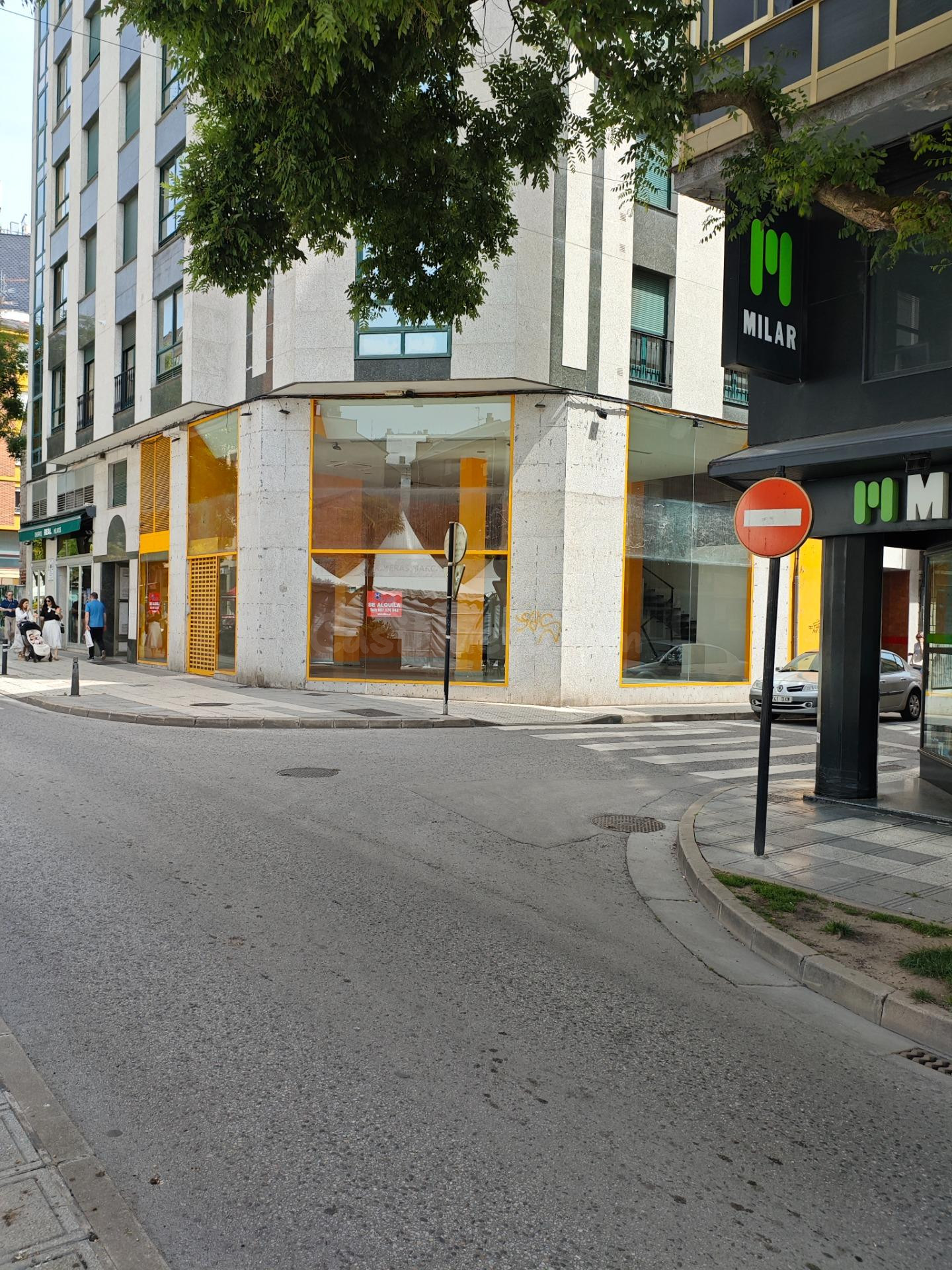 Amplio Local Comercial en el Centro de Ponferrada por solo €1200