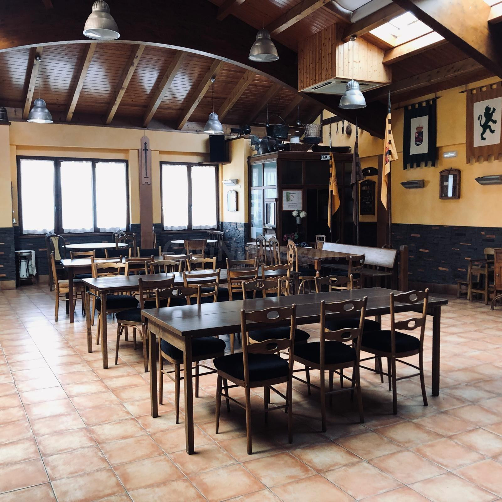 Restaurante Cafetería con Dos Viviendas para Explotar como A - foto 2