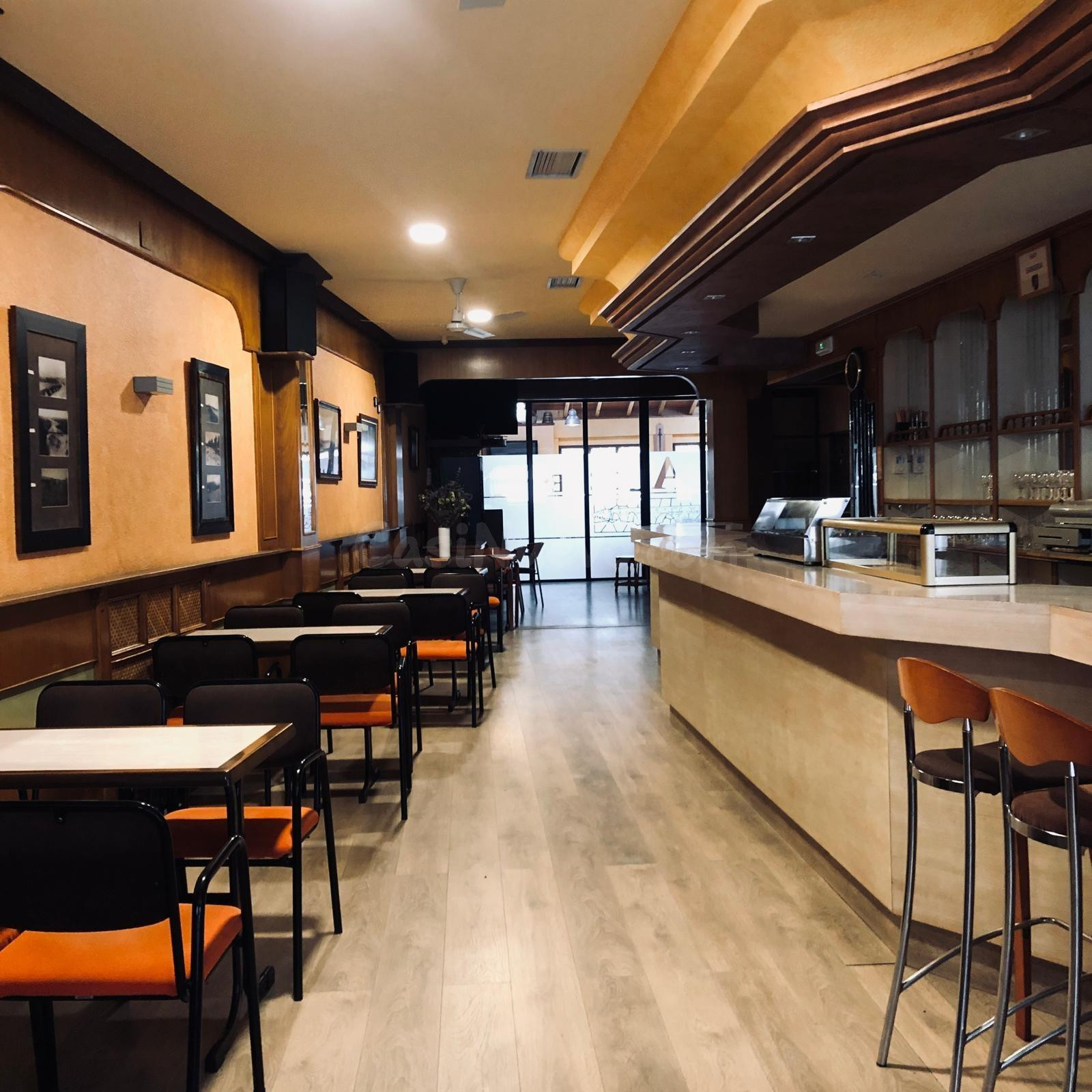 Restaurante Cafetería con Dos Viviendas para Explotar como A - foto 4