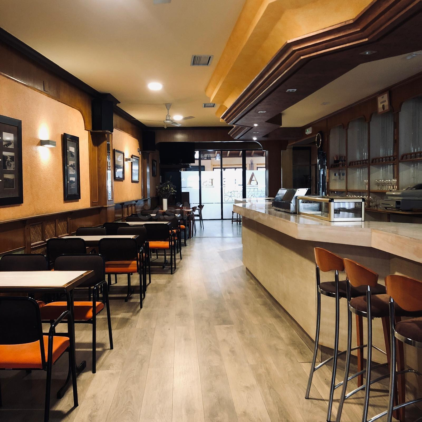Restaurante Cafetería con Dos Viviendas para Explotar como A - foto 5