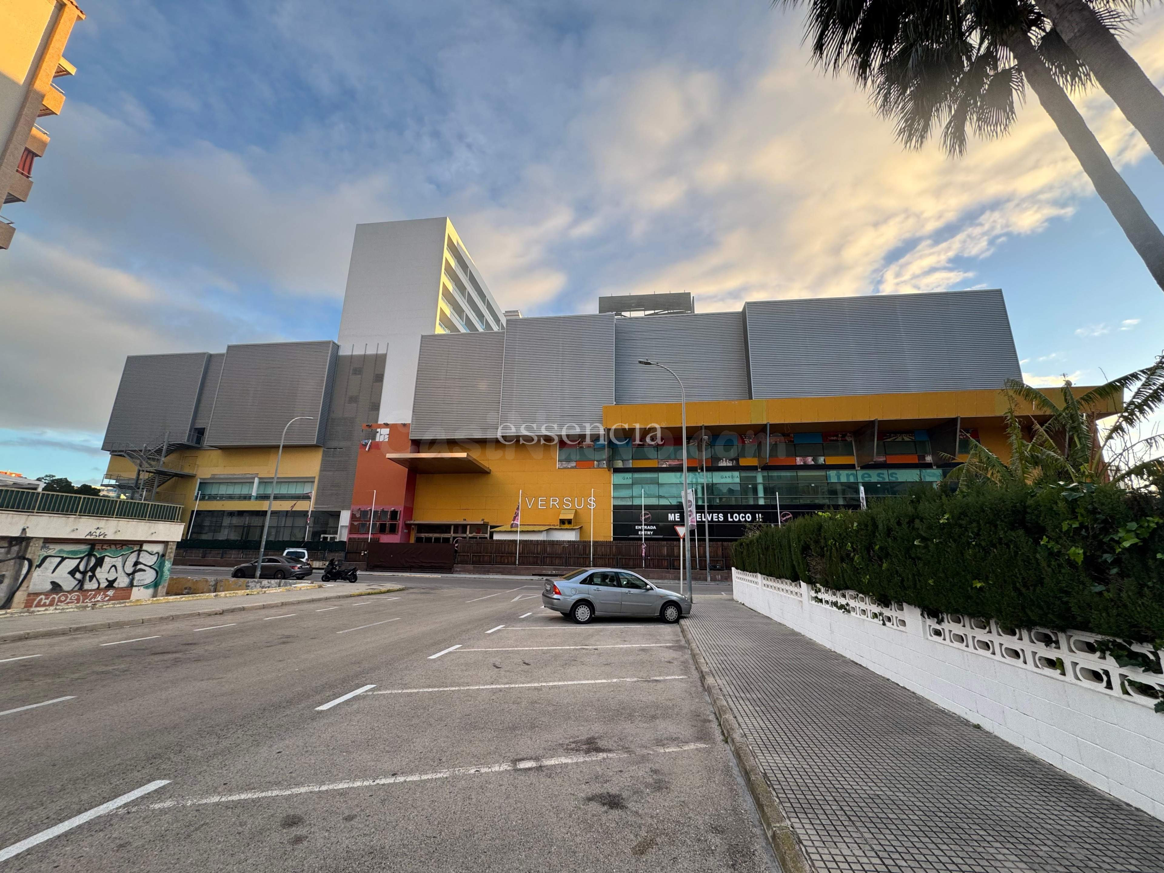 OPORTUNIDAD DE INVERSIÓN EN PLAYA DE GANDÍA. Edificio comercial con alto potencial de transformación.
