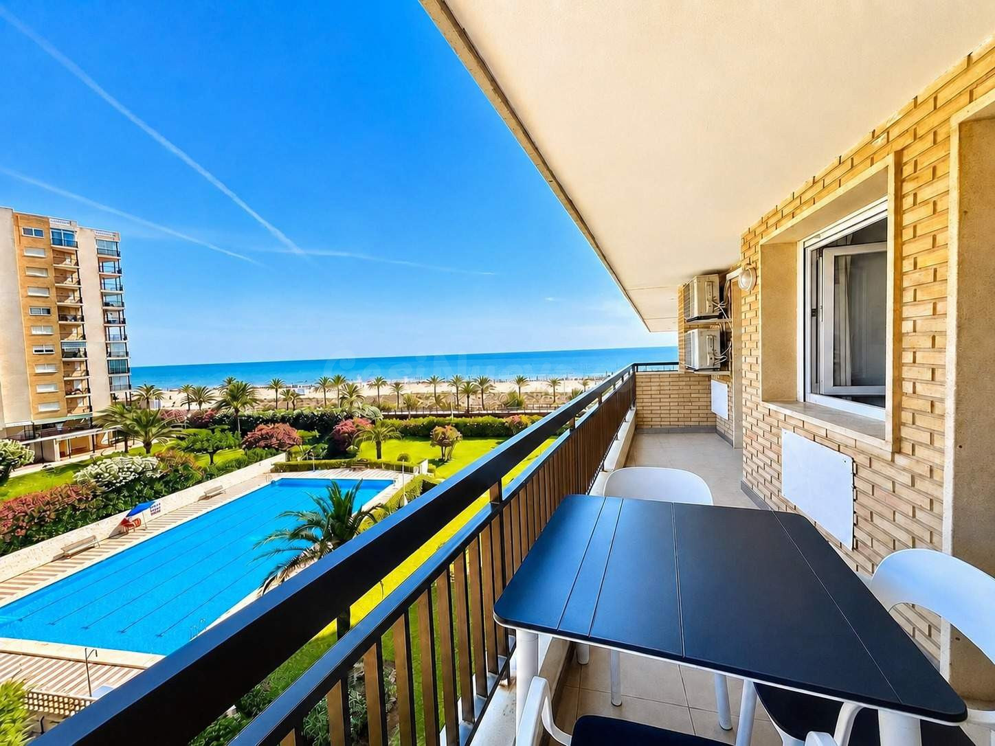 APARTAMENTO EN 1ERA. LINEA DE PLAYA DE GANDÍA – VISTAS ESPECTACULARES, PLAYA Y RENTABILIDAD