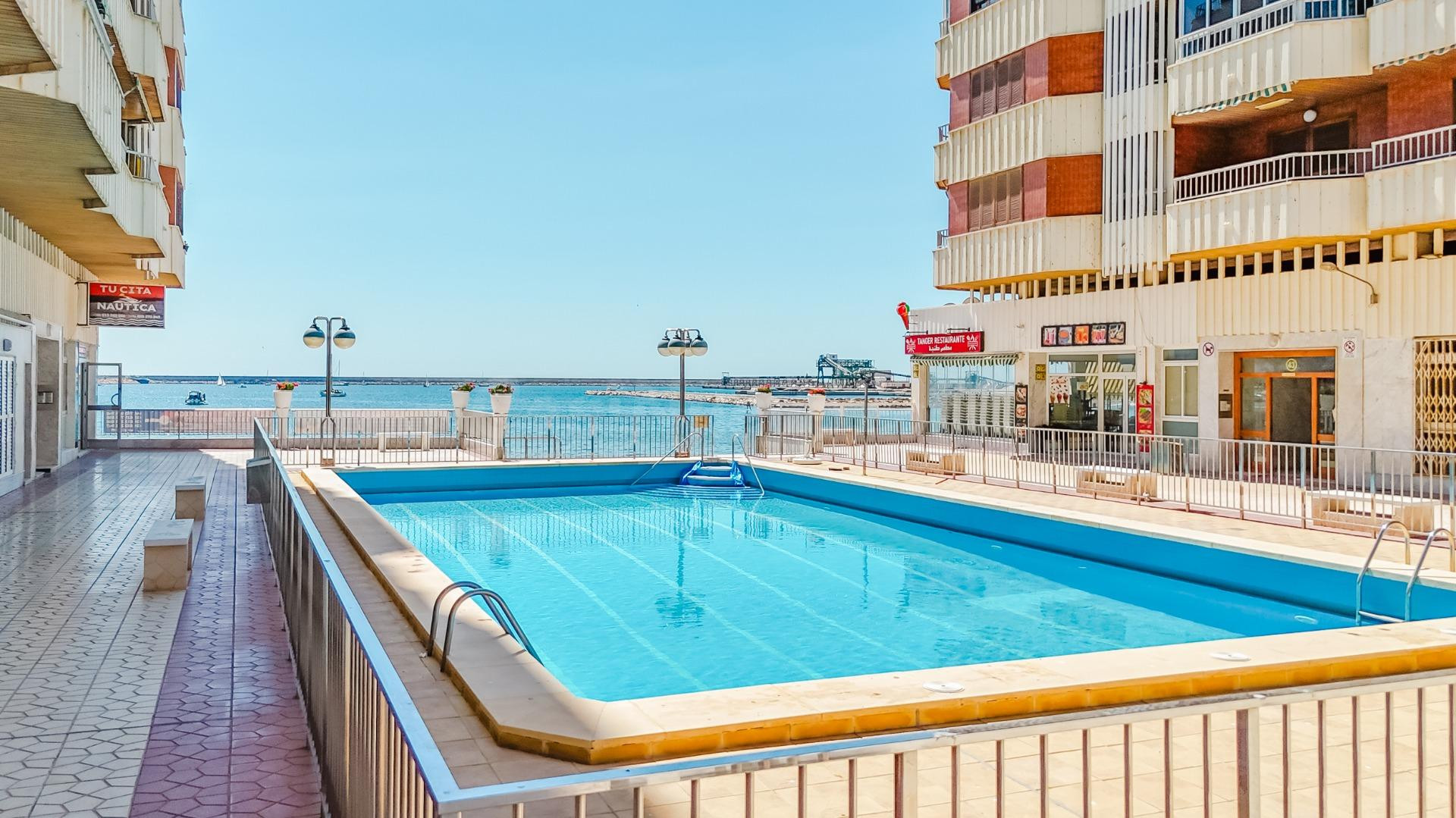 PISO CON PISCINA Y EN PRIMERA LÍNEA DE PLAYA