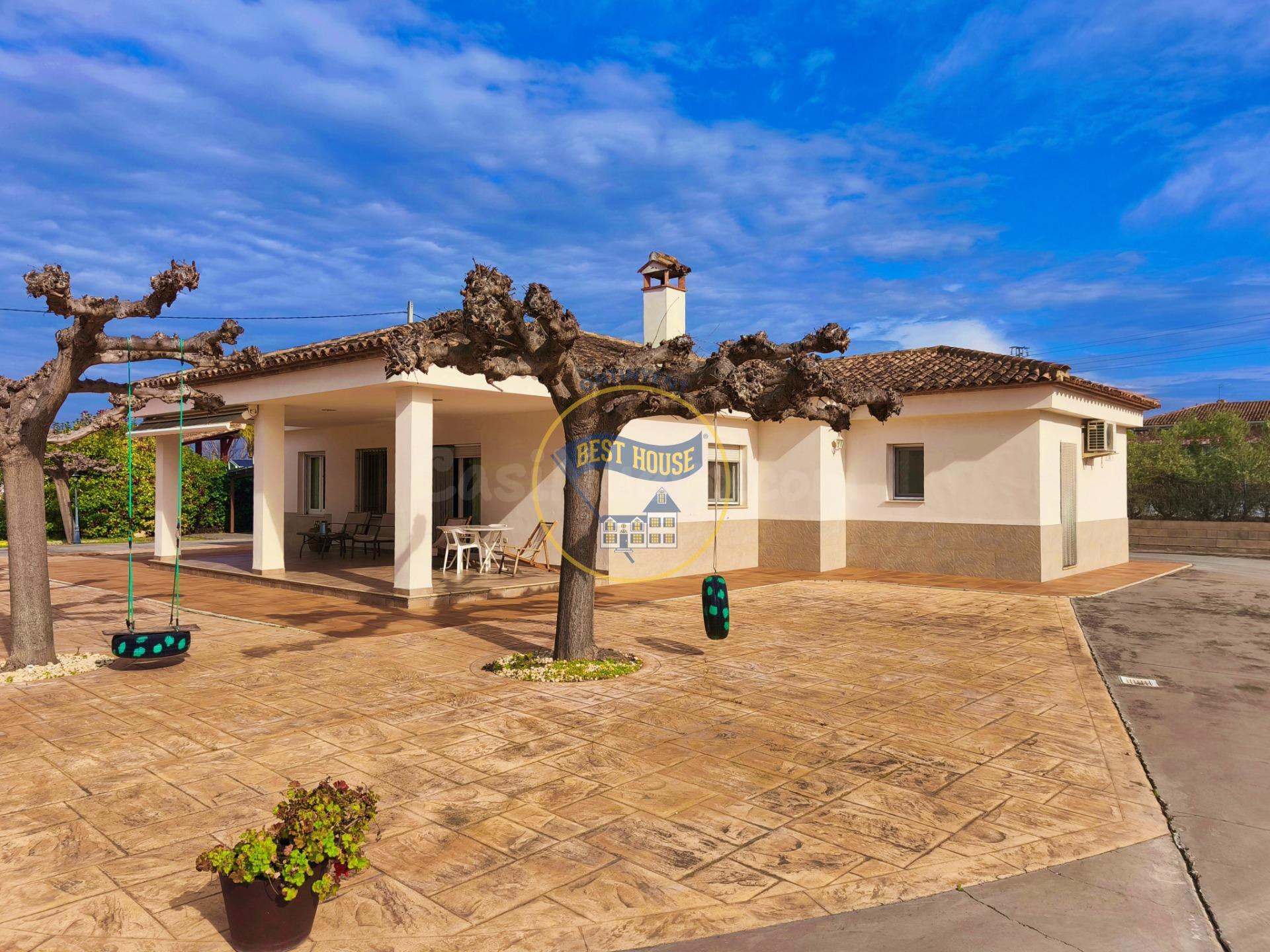 ¡¡OPORTUNIDAD!! ESPECTACULAR CHALET CON CASITA ACCESORIA, LISTO PARA ENTRAR A VIVIR.