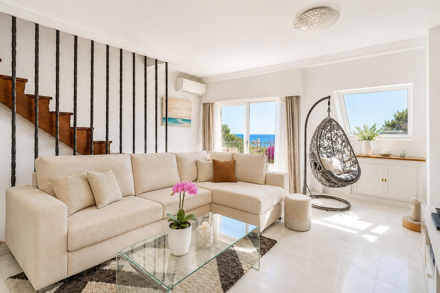 Exclusiva Casa Adosada con Vistas Panorámicas al Mar en Estepona