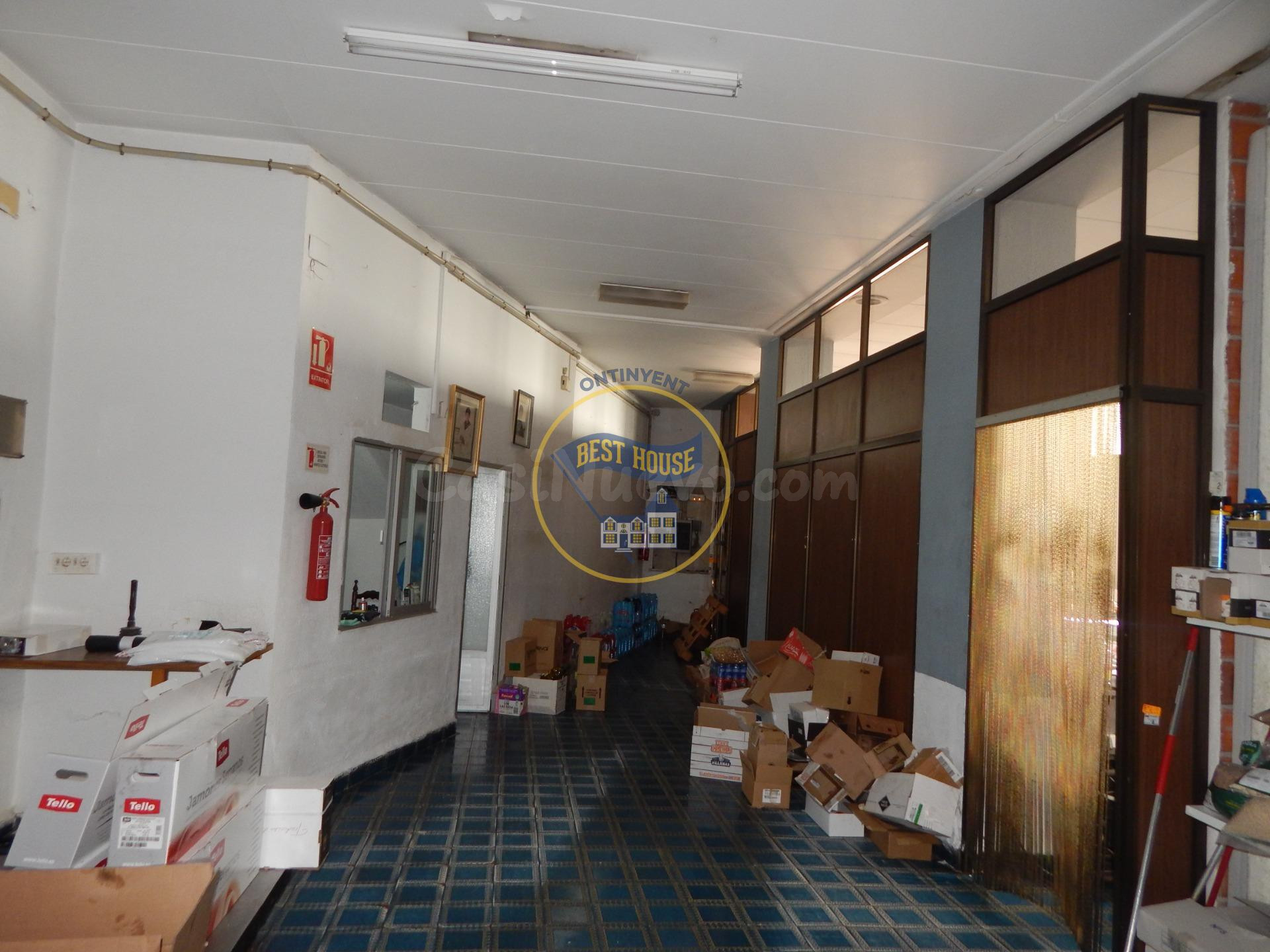 Amplio Local Comercial en Sant Josep, Ontinyent – Oportunidad de Inversión