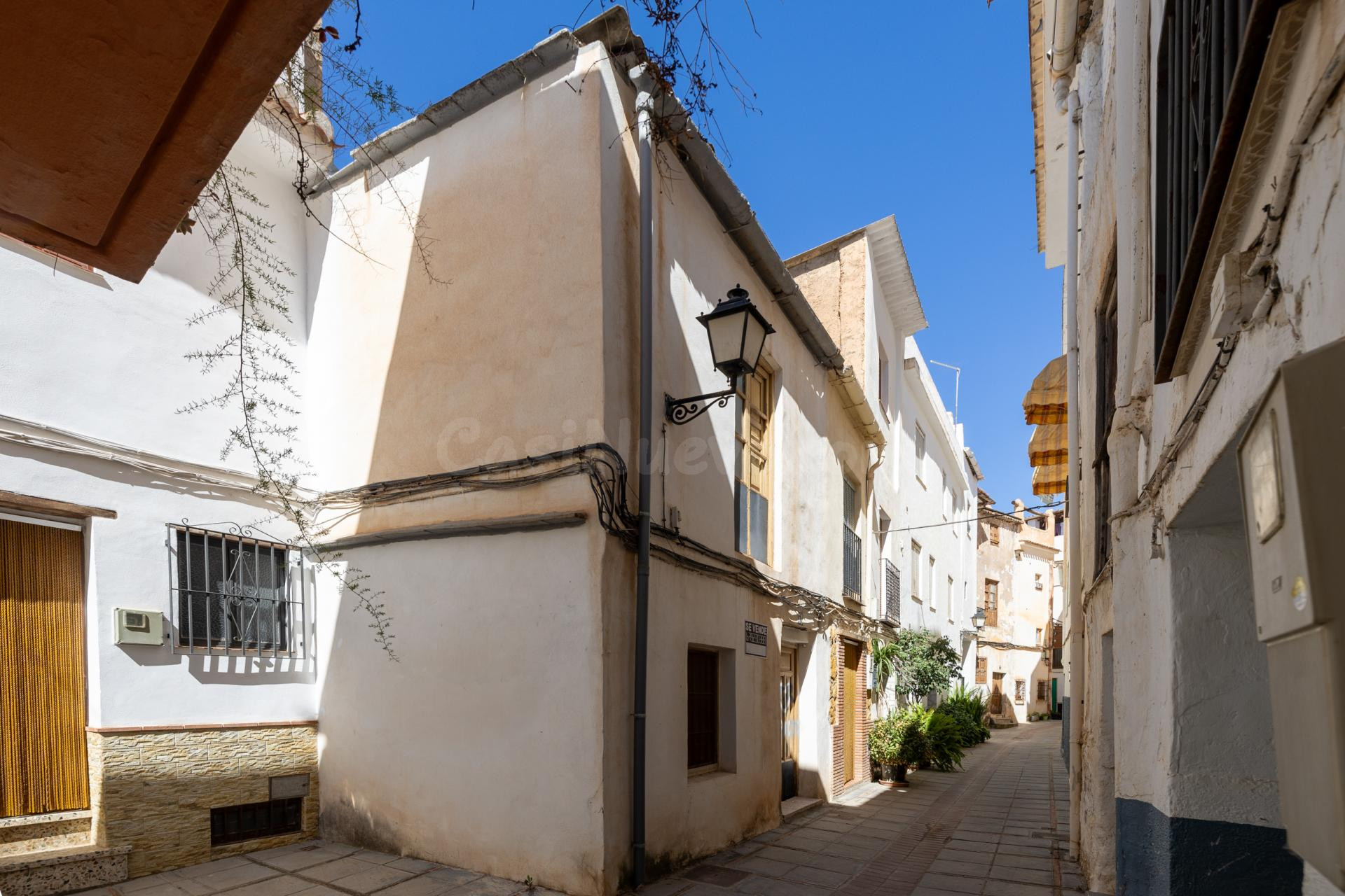 Casa de pueblo con terraza y jardín en el centro de Lanjarón – Gran potencial