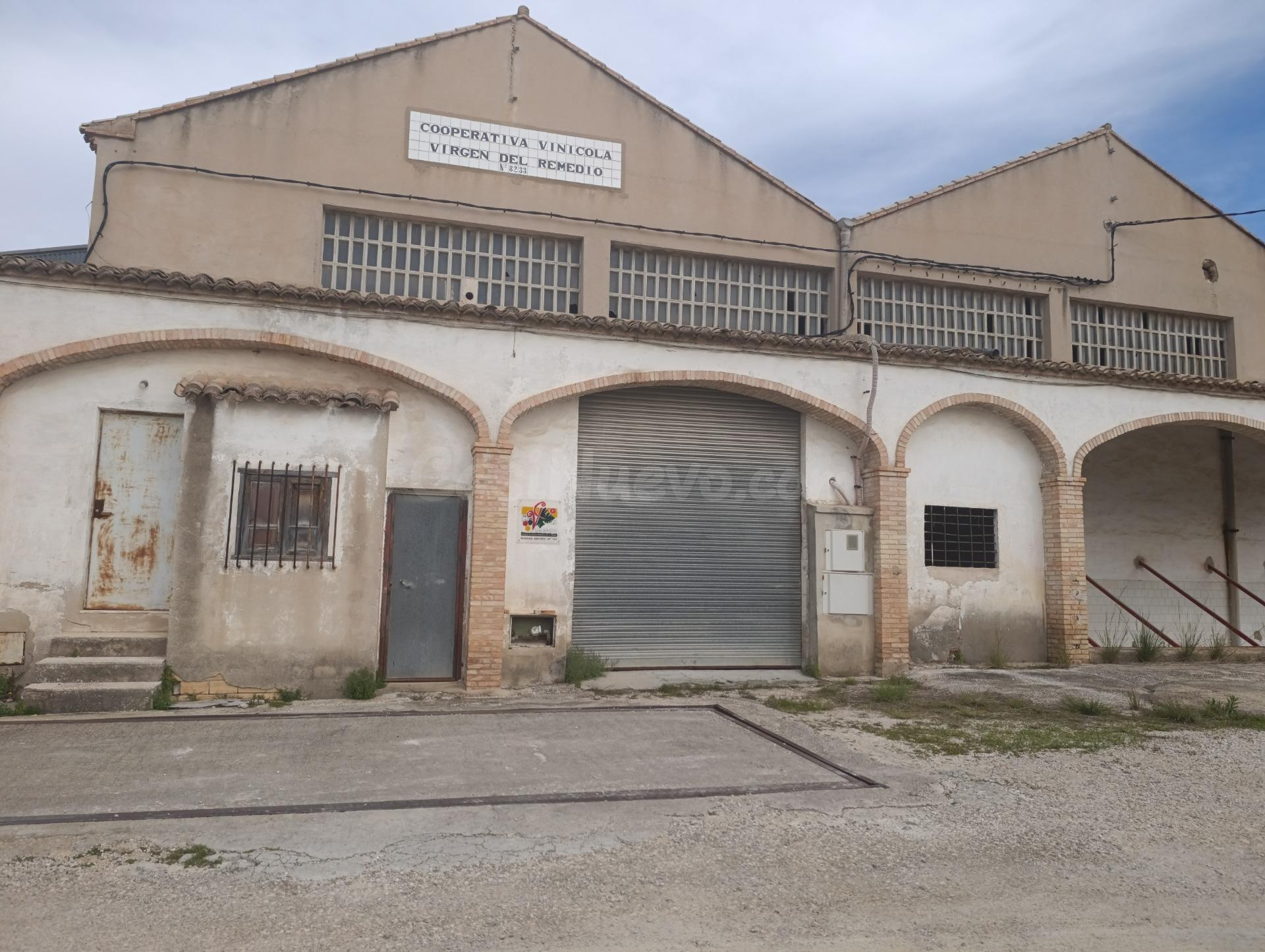 Amplia Nave Industrial en Venta en Albaida - Oportunidad de Inversión
