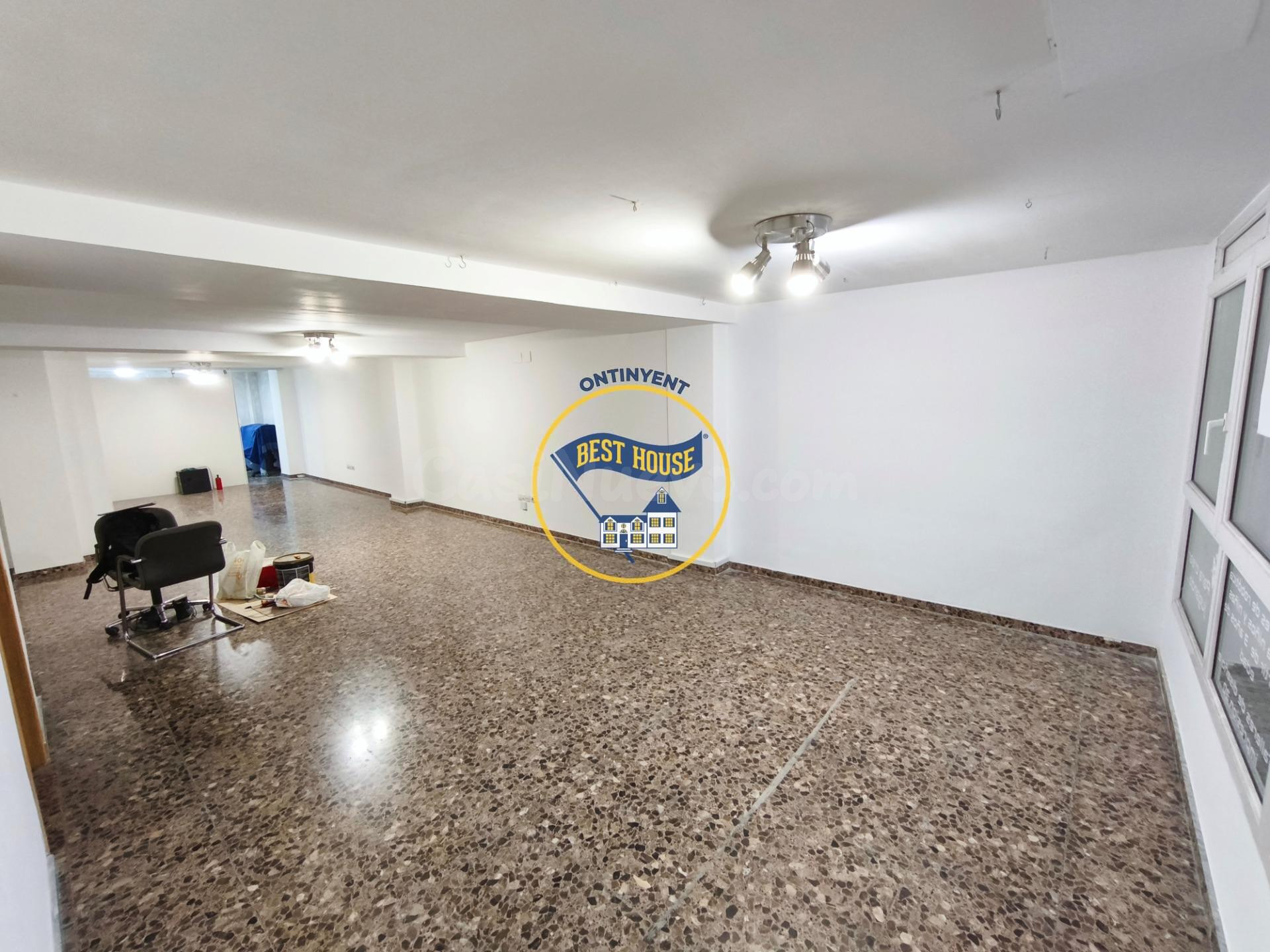 ¡OPORTUNIDAD EN ONTINYENT! Fabuloso local entresuelo muy céntrico, con plaza de garaje incluída.