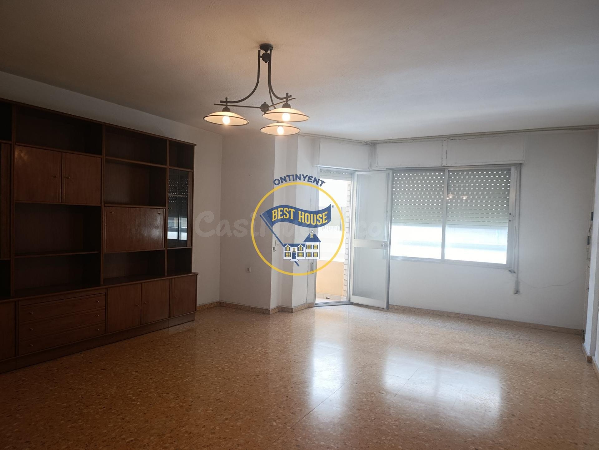 OPORTUNIDAD PRIMER PISO MUY AMPLIO, CON ASCENSOR Y TRASTERO A LA VENTA EN ONTINYENT