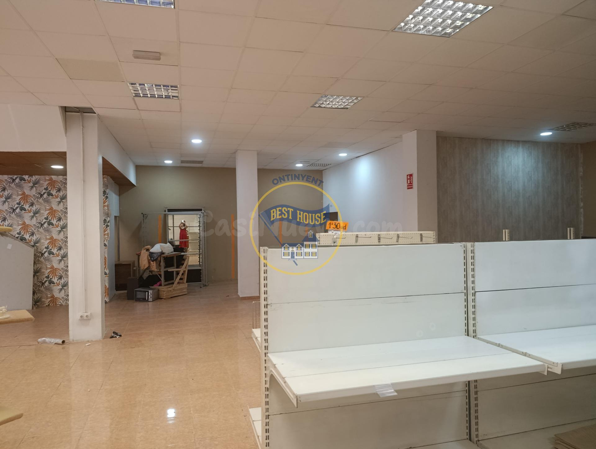 Amplio local planta baja chaflanero en venta y alquiler en Ontinyent