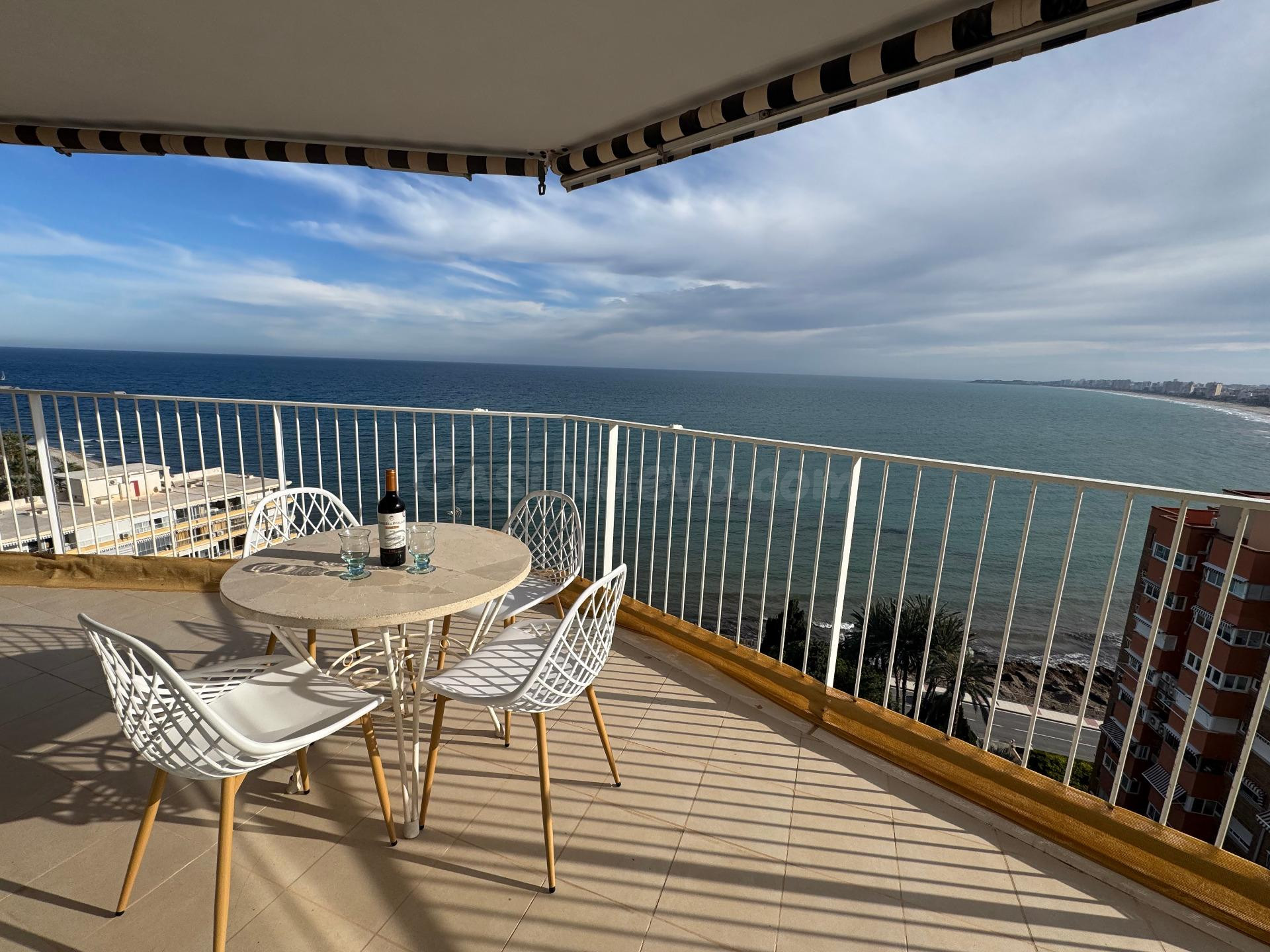Vistas al mar privilegiadas y encanto costero en El Rincón de la Zofra