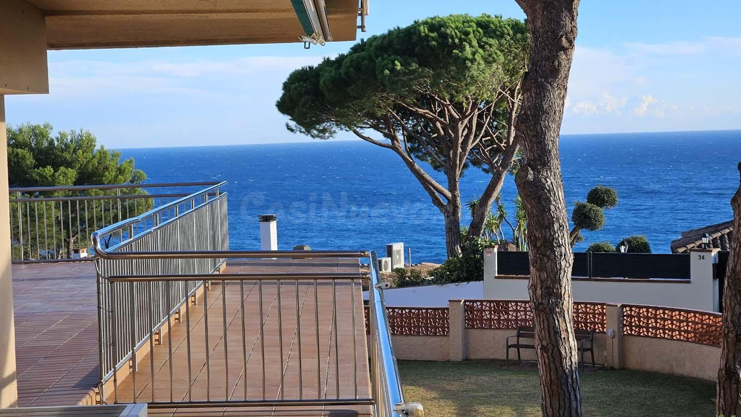 Apartamento con vistas al mar y a la montaña, muy bien orientado.