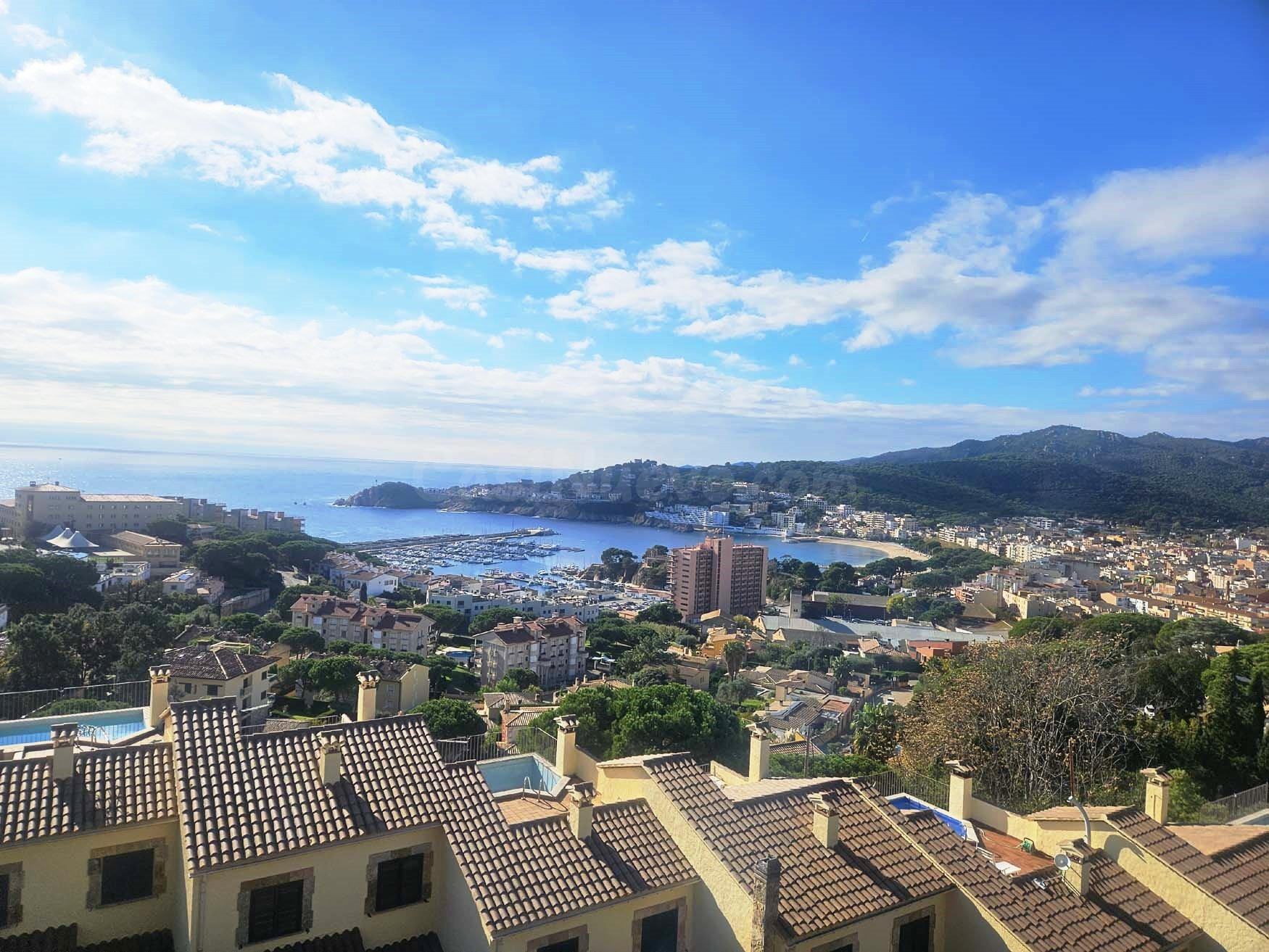 Casa adosada con piscina propia y zona comunitaria, excelentes vistas.