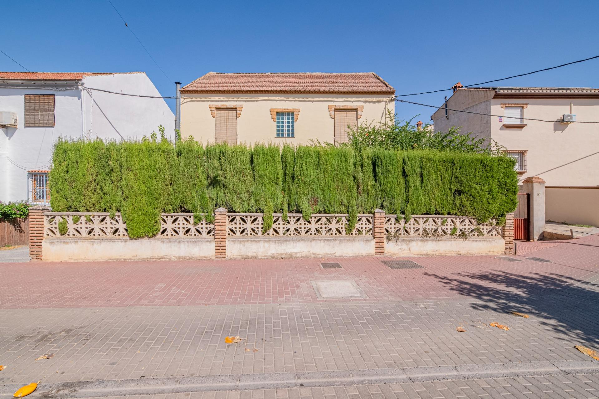 Gran casa de pueblo con terreno, en Ambroz (1260 m2 de parcela)