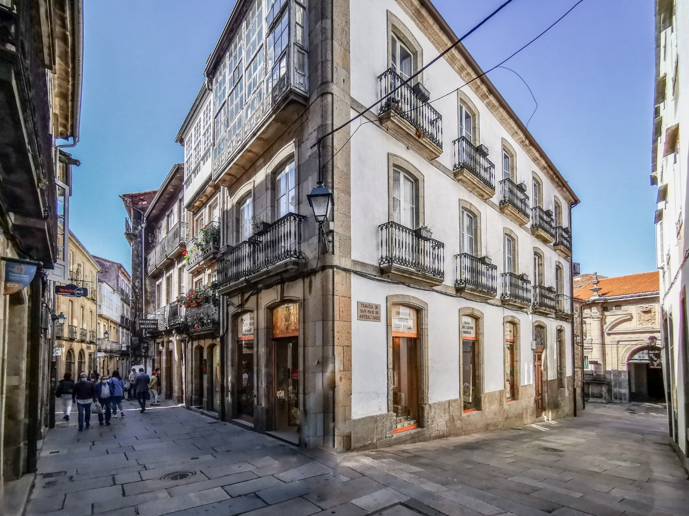 Edificio singular en esquina, en pleno casco histórico de Santiago