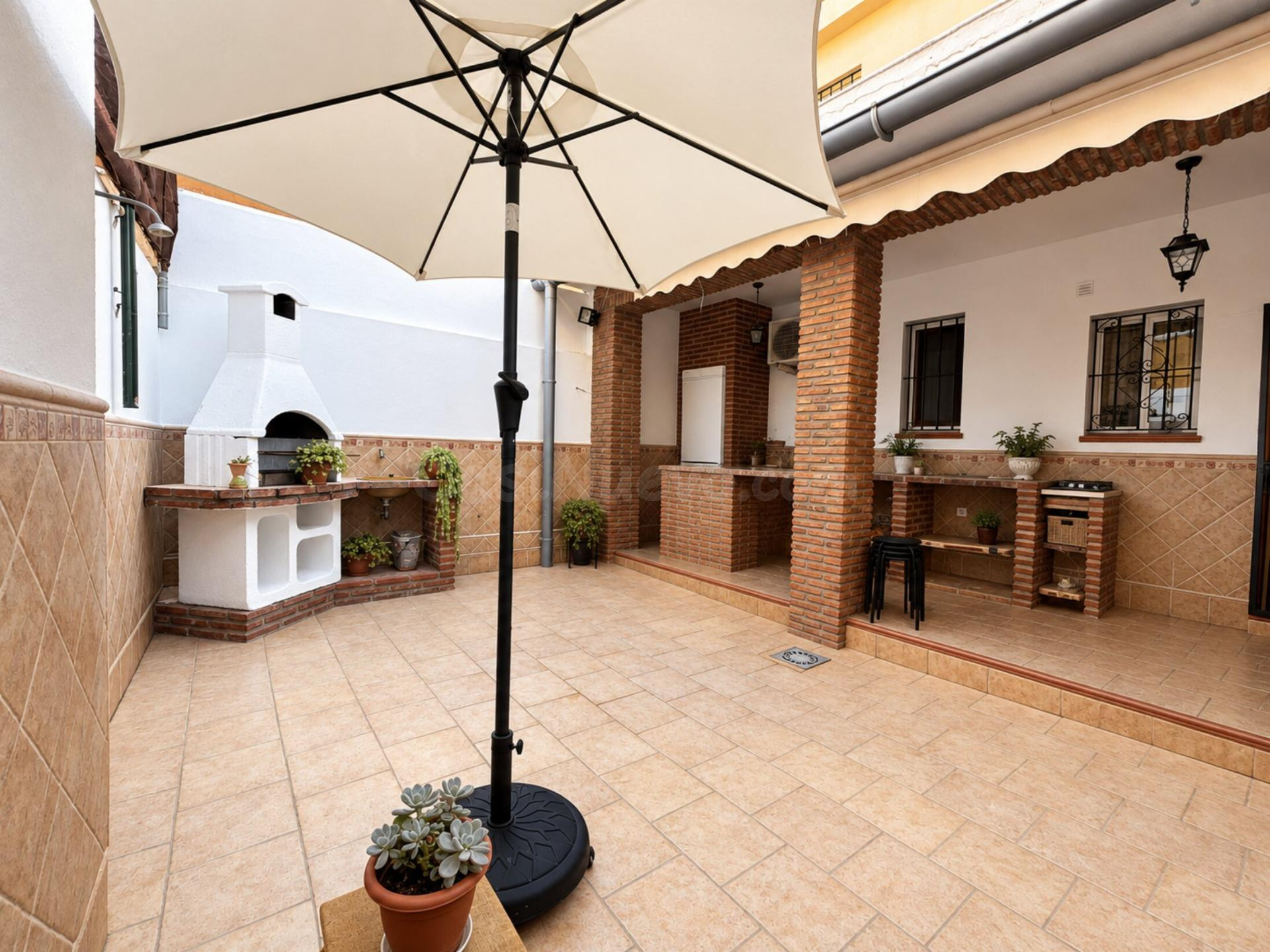VIVIENDA CON PATIO, GARAJE Y COCINA EXTERIOR EN ZONA RESIDENCIAL