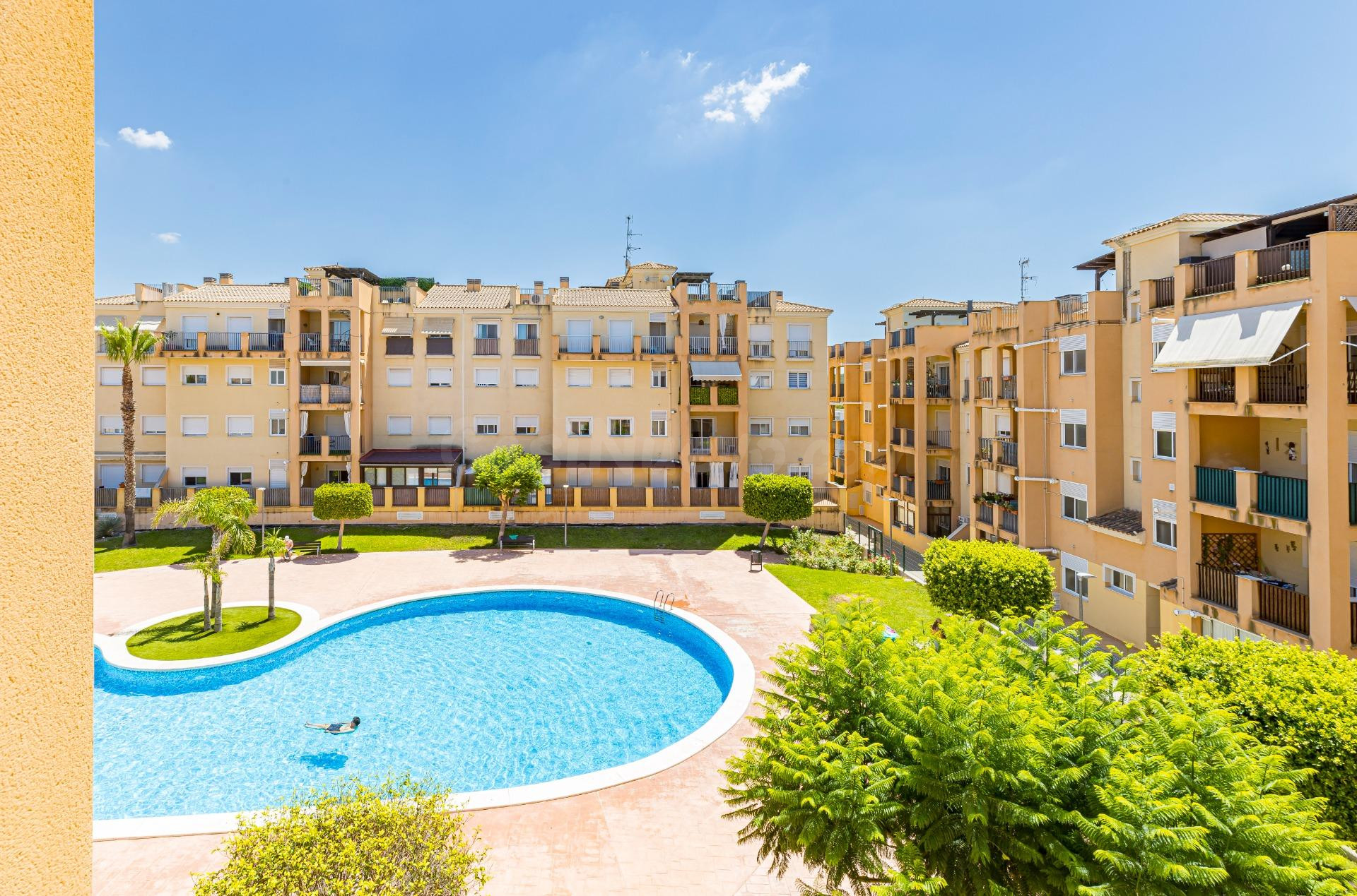 Piso de 2 dormitorios con terraza, piscina comunitaria y garaje en Altorreal.