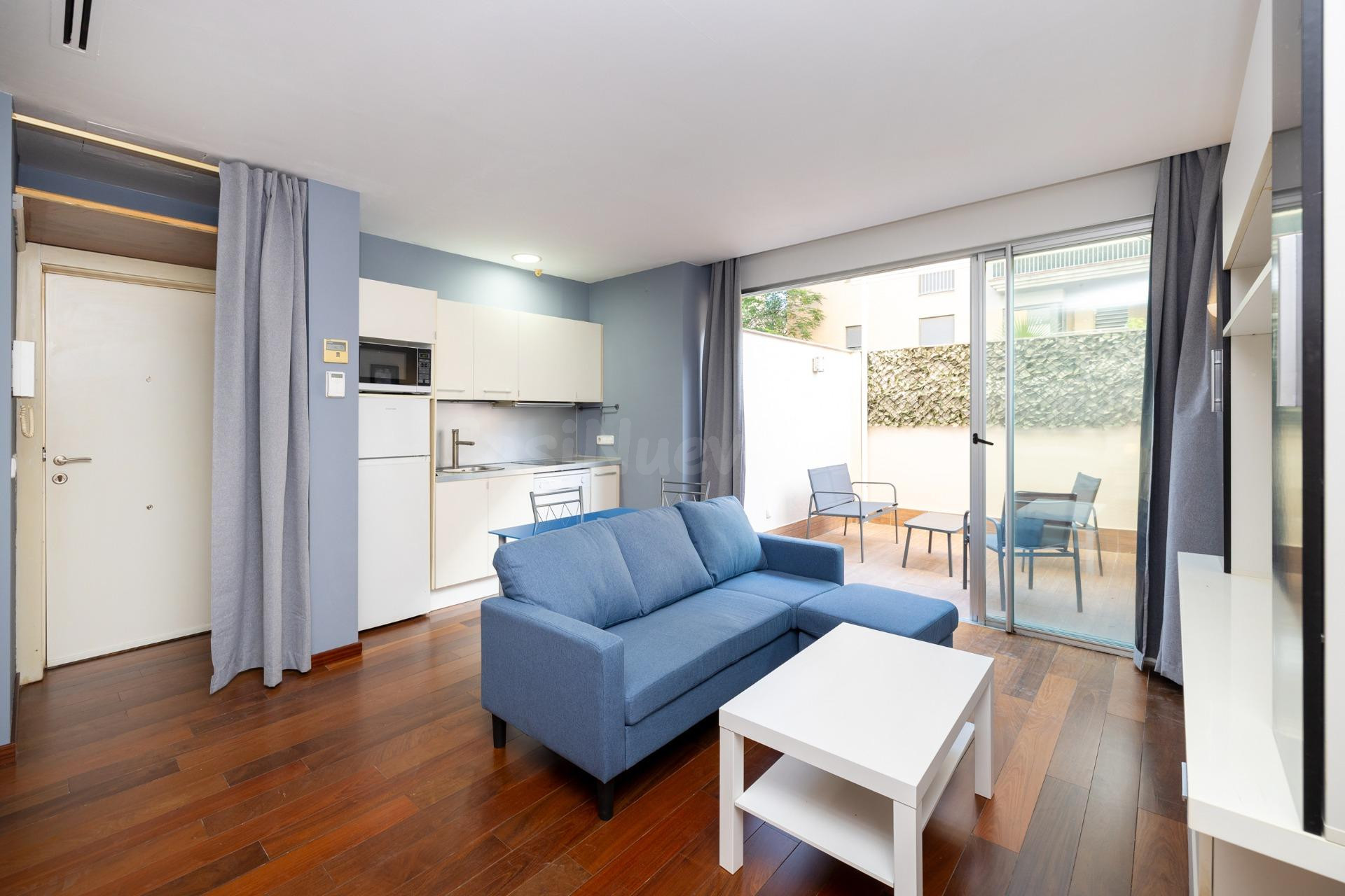 Apartamento tipo loft con garaje incluido y piscina en zona Parque Lagos