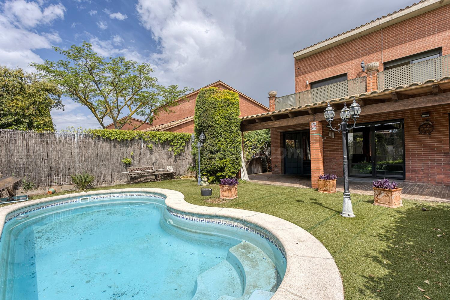 Oportunitat de Chalet en Plà de Sant Genís amb jardí i piscina